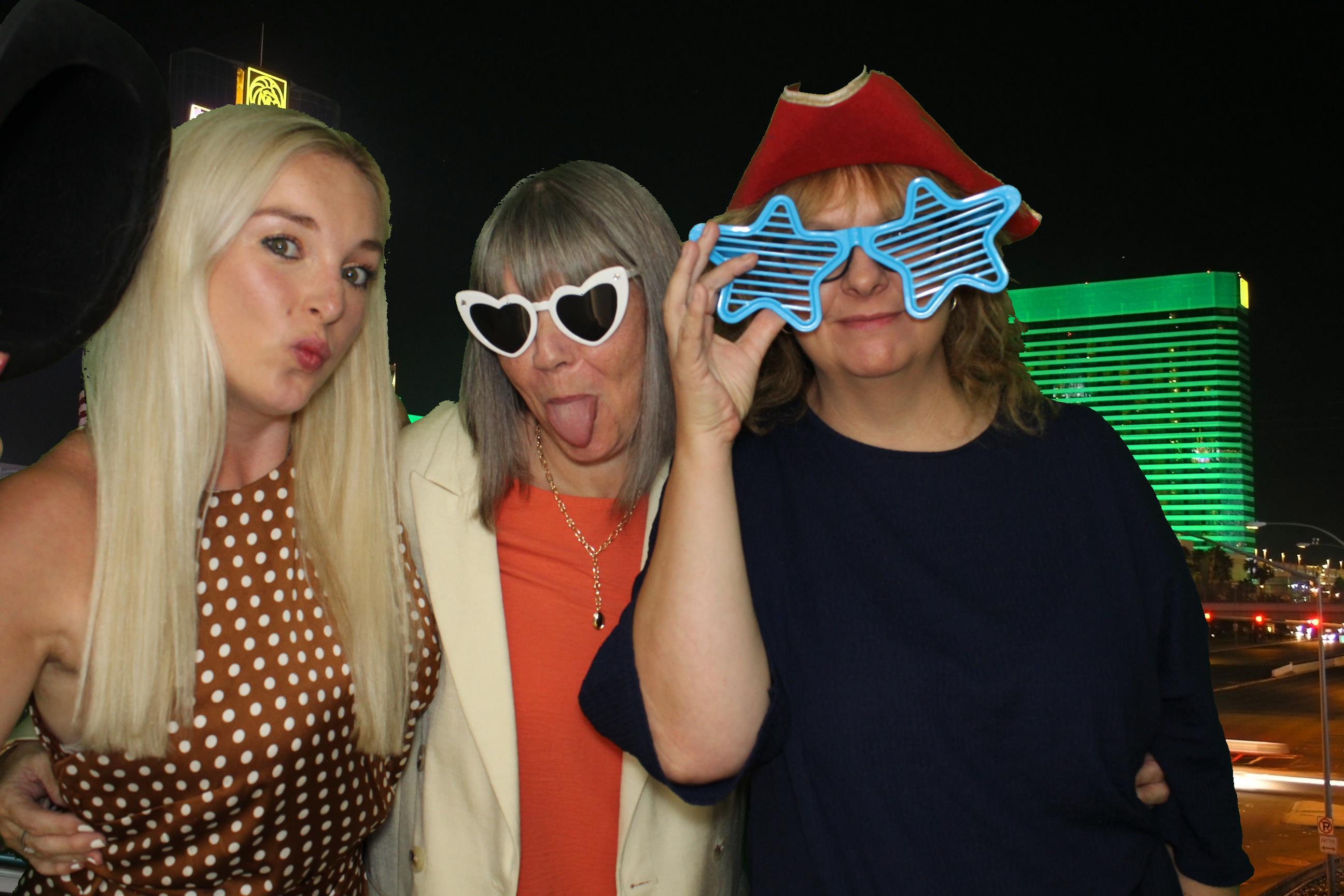 Sam & Ellie | View more photos from the event at gallery.omegaphotobooths.co.uk/u/Omega-Photobooths/Sam-Ellie