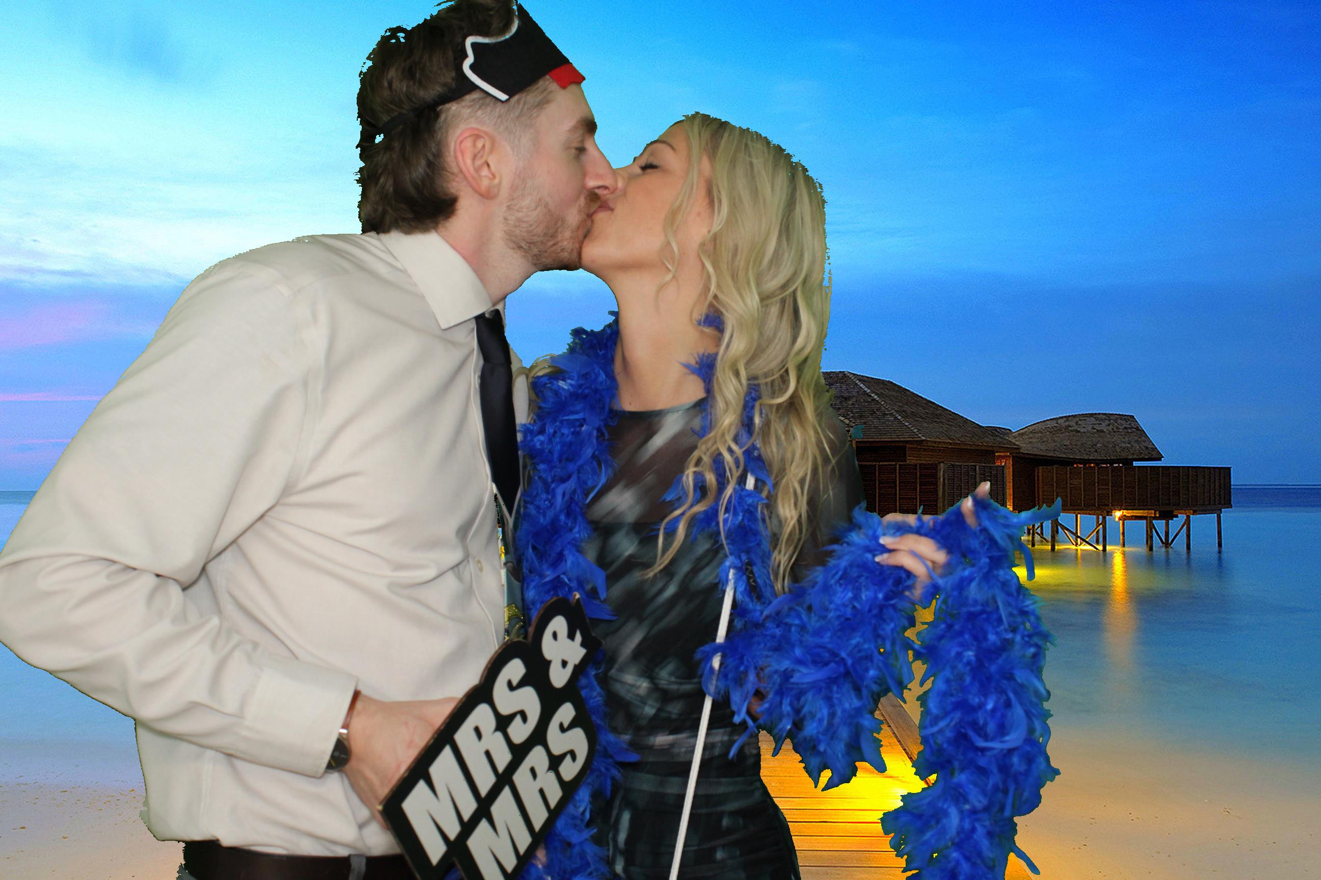 Sam & Ellie | View more photos from the event at gallery.omegaphotobooths.co.uk/u/Omega-Photobooths/Sam-Ellie