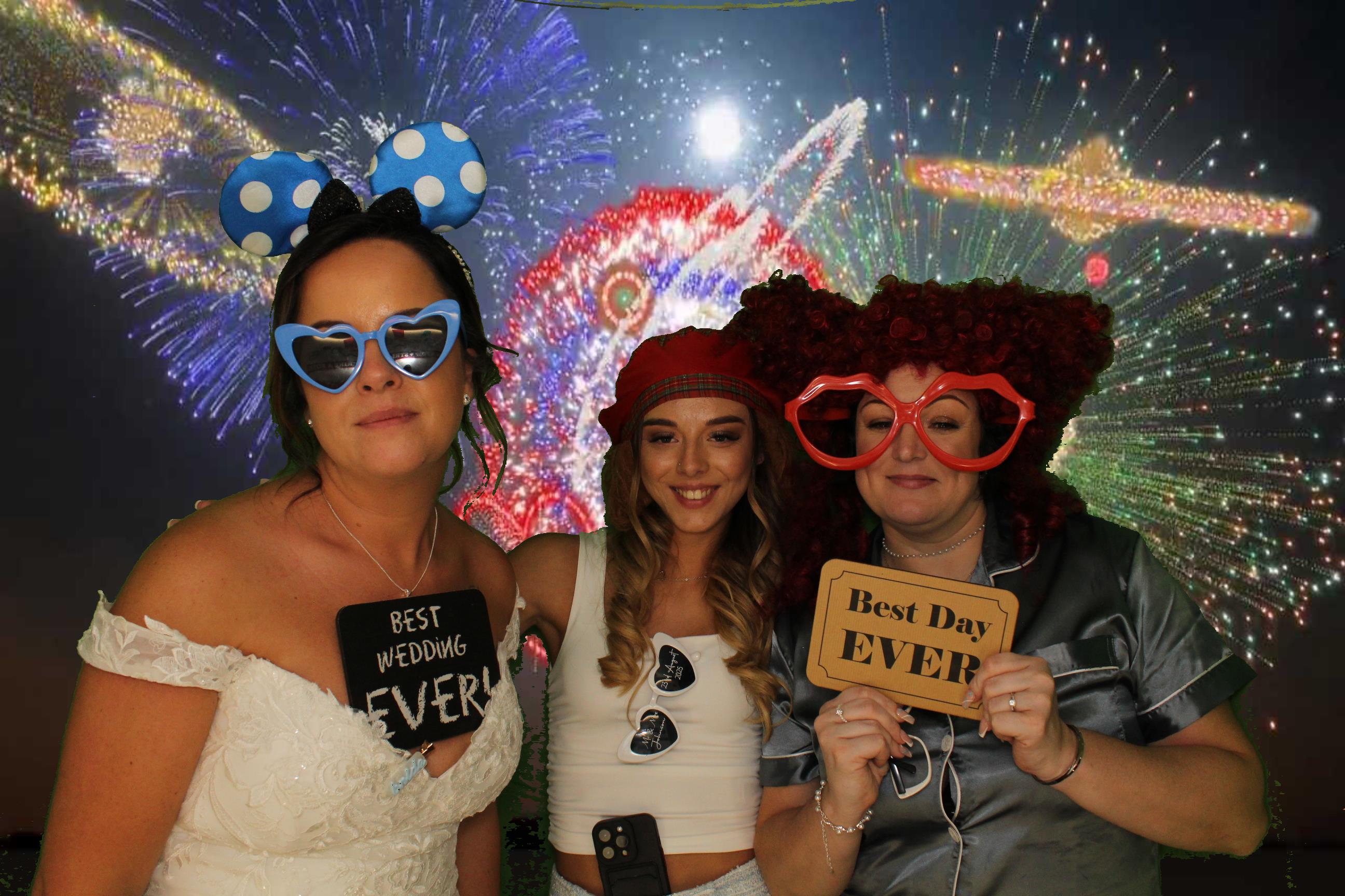 Sarah & James Wedding | View more photos from the event at gallery.omegaphotobooths.co.uk/u/Omega-Photobooths/Sarah-James-Wedding