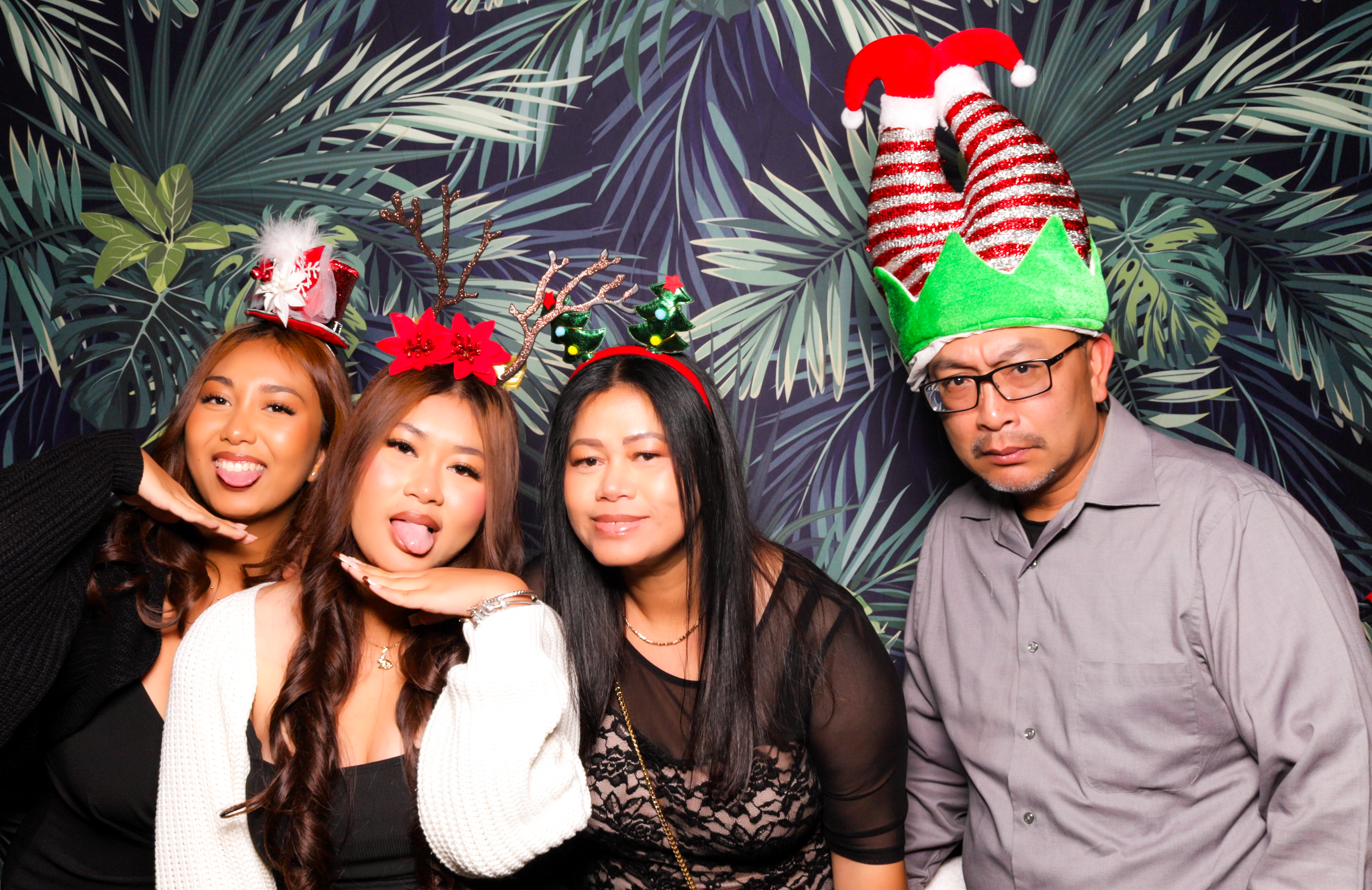 ID Tech Holiday Party | View more photos from the event at v1.boothgallery.com/u/PhabPhotobooth/ID-Tech-Holiday-Party