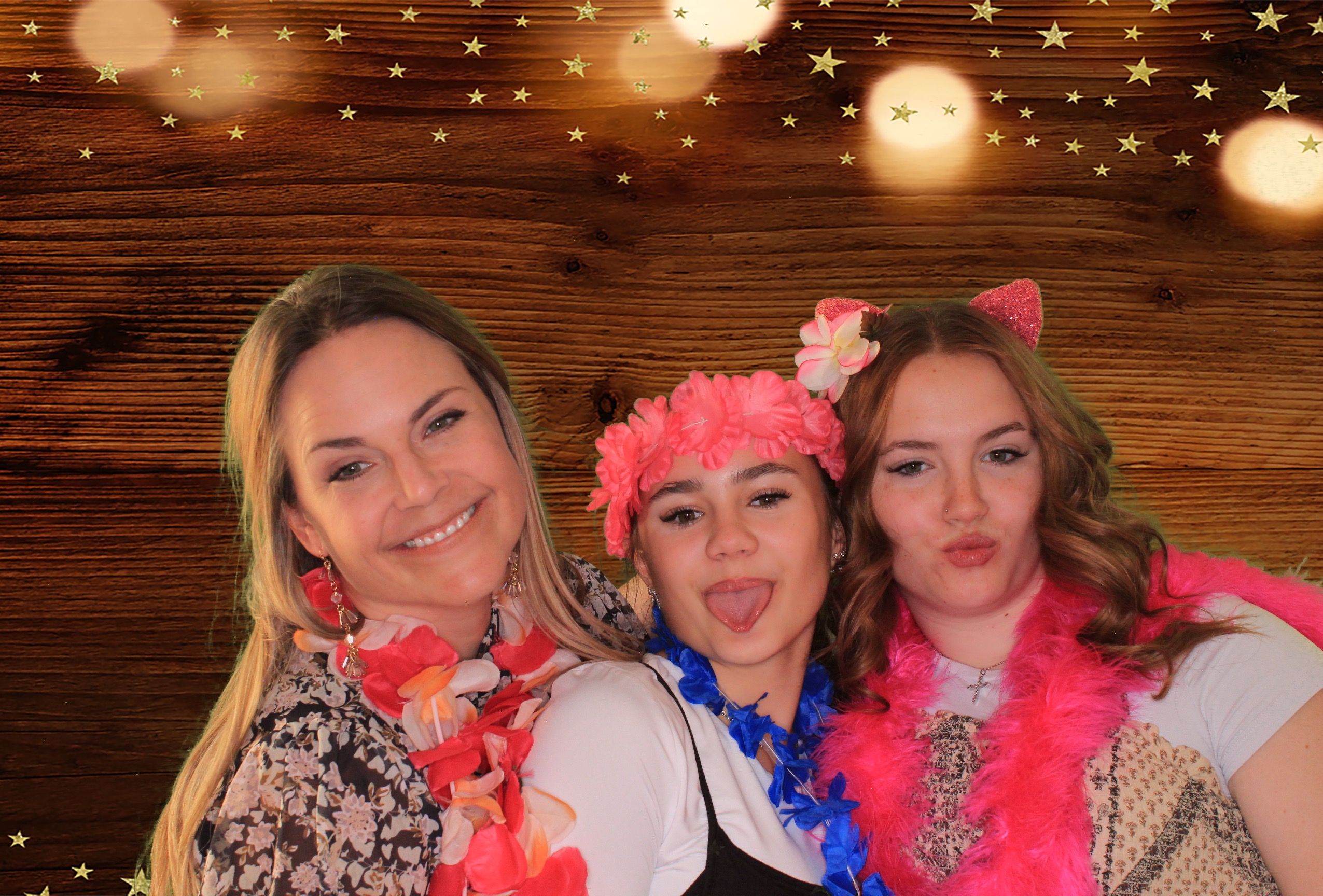 Day Lynn and Justin's Wedding | View more photos from the event at gallery.photoboothbillings.com/u/PhotoBoothBillings/Day-Lynn-and-Justins-Wedding