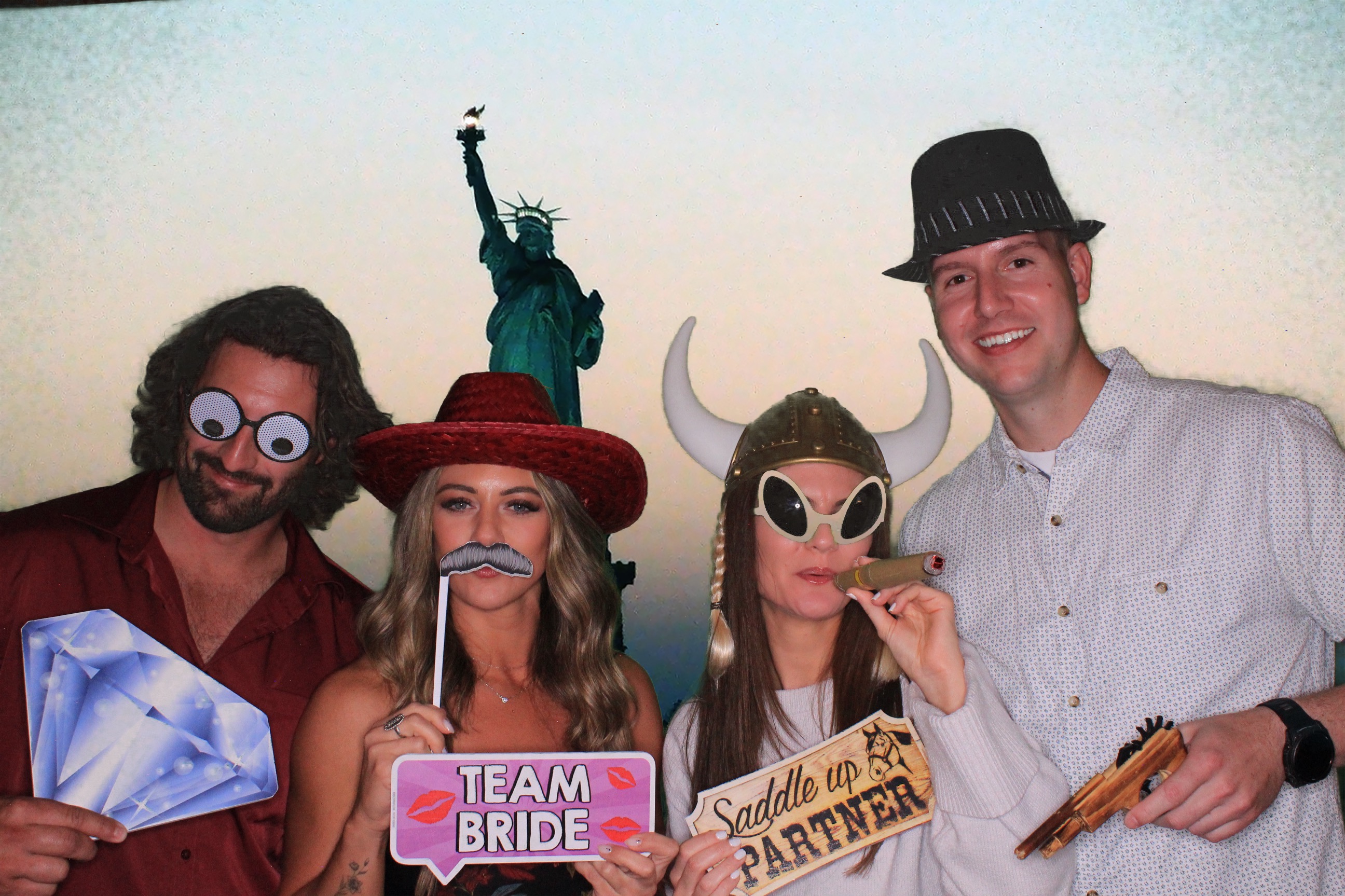 Day Lynn and Justin's Wedding | View more photos from the event at gallery.photoboothbillings.com/u/PhotoBoothBillings/Day-Lynn-and-Justins-Wedding