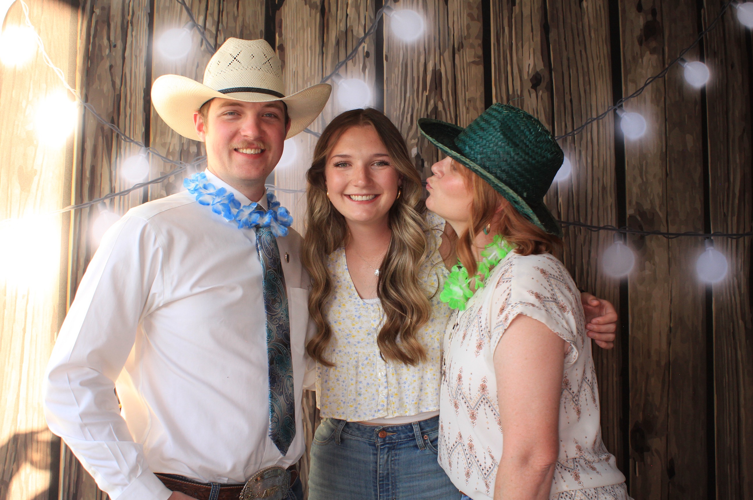 Stephanie and Cameron | View more photos from the event at gallery.photoboothbillings.com/u/PhotoBoothBillings/Stephanie-and-Cameron