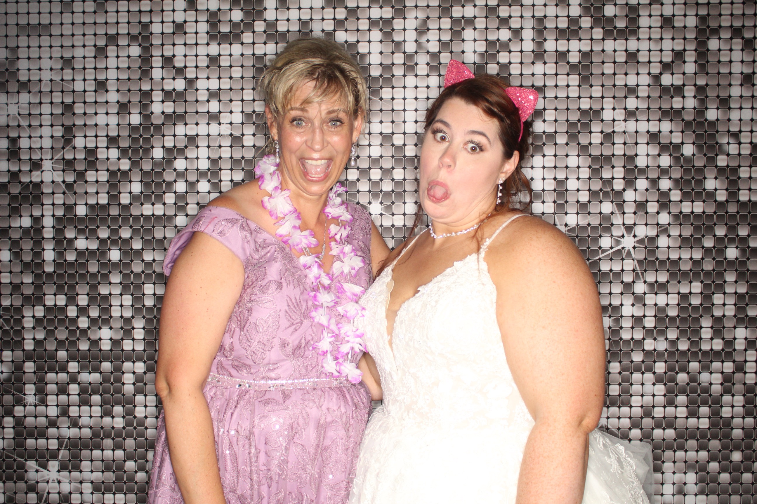 Sydney and Jake's Wedding | View more photos from the event at gallery.photoboothbillings.com/u/PhotoBoothBillings/Sydney-and-Jakes-Wedding