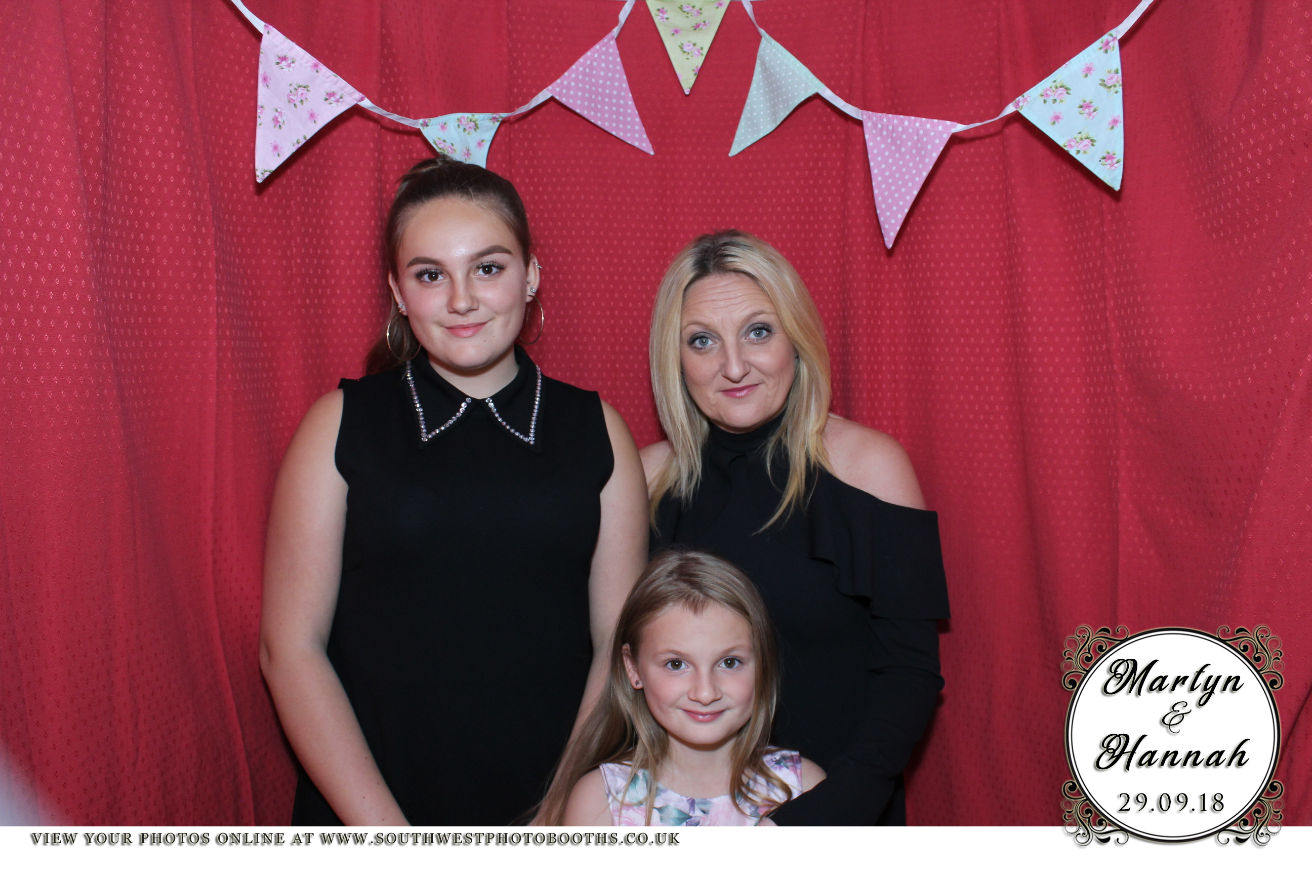 Martyn and Hannah | View more photos from the event at gallery.southwestphotobooths.co.uk/u/SWPB/Martyn-and-Hannah