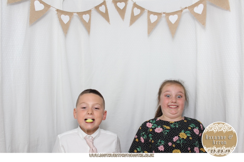 Roxanne and Arron | View more photos from the event at gallery.southwestphotobooths.co.uk/u/SWPB/Roxanne-and-Arron