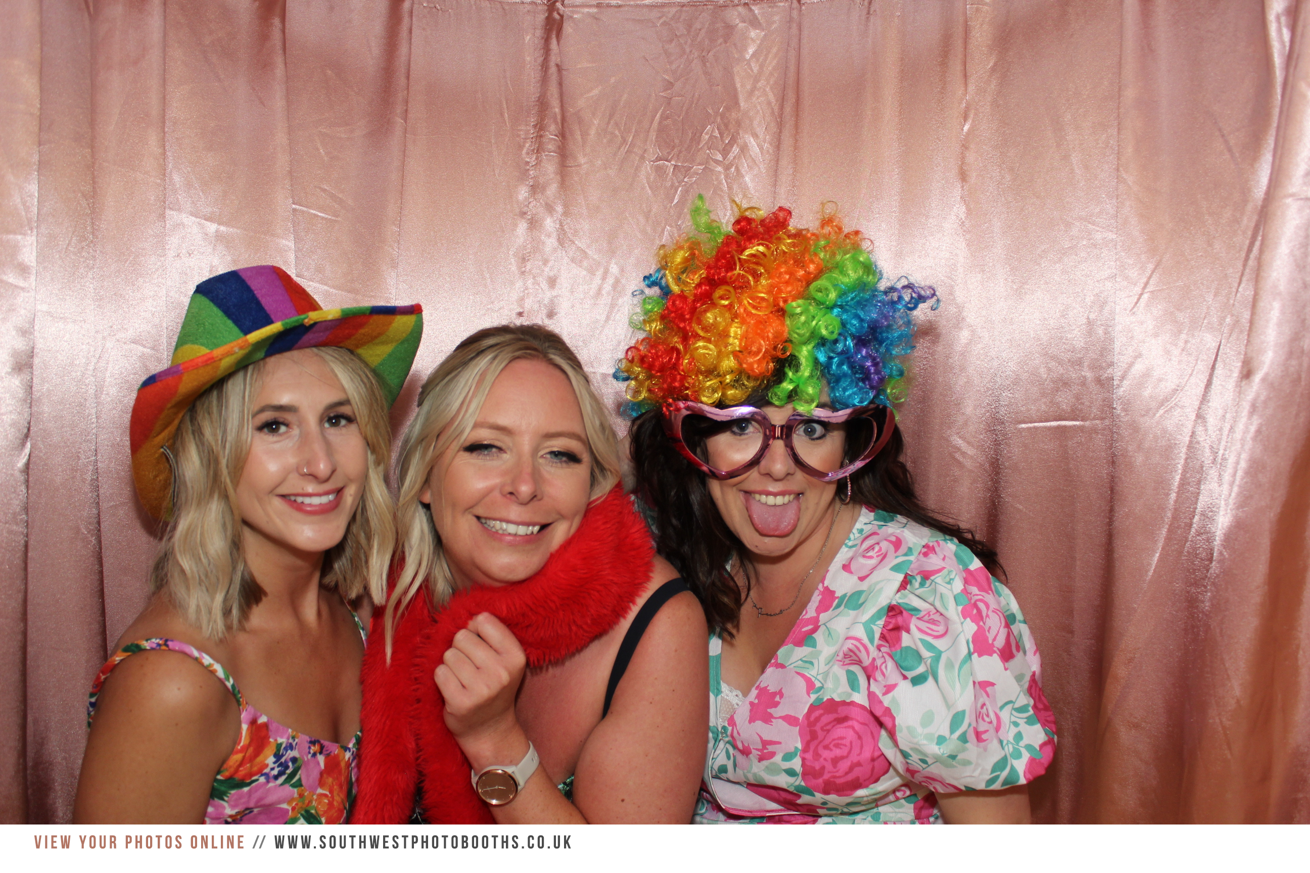 Graham and Sarah | View more photos from the event at gallery.southwestphotobooths.co.uk/u/SWPB/Graham-and-Sarah