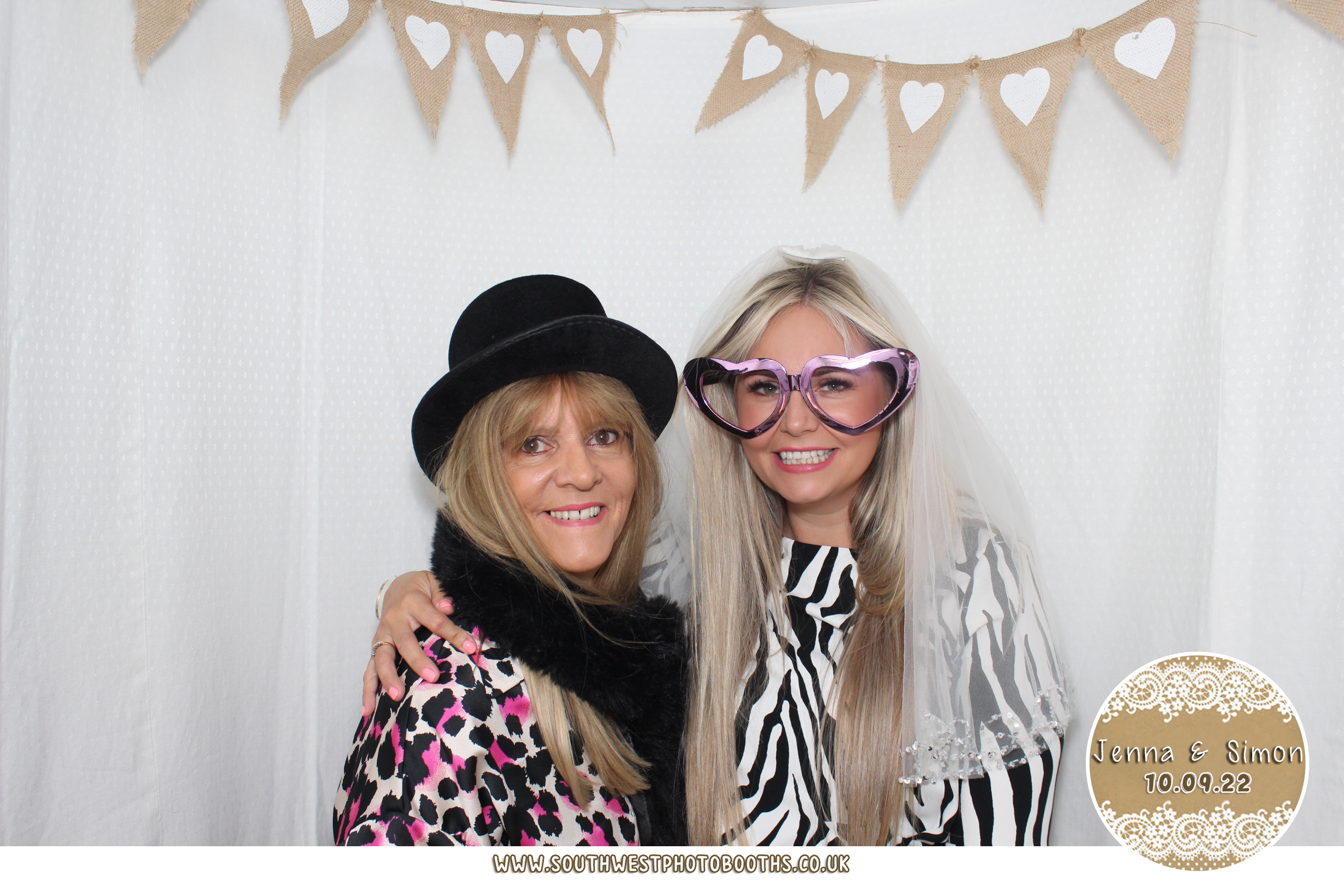 Jenna and Simon | View more photos from the event at gallery.southwestphotobooths.co.uk/u/SWPB/Jenna-and-Simon