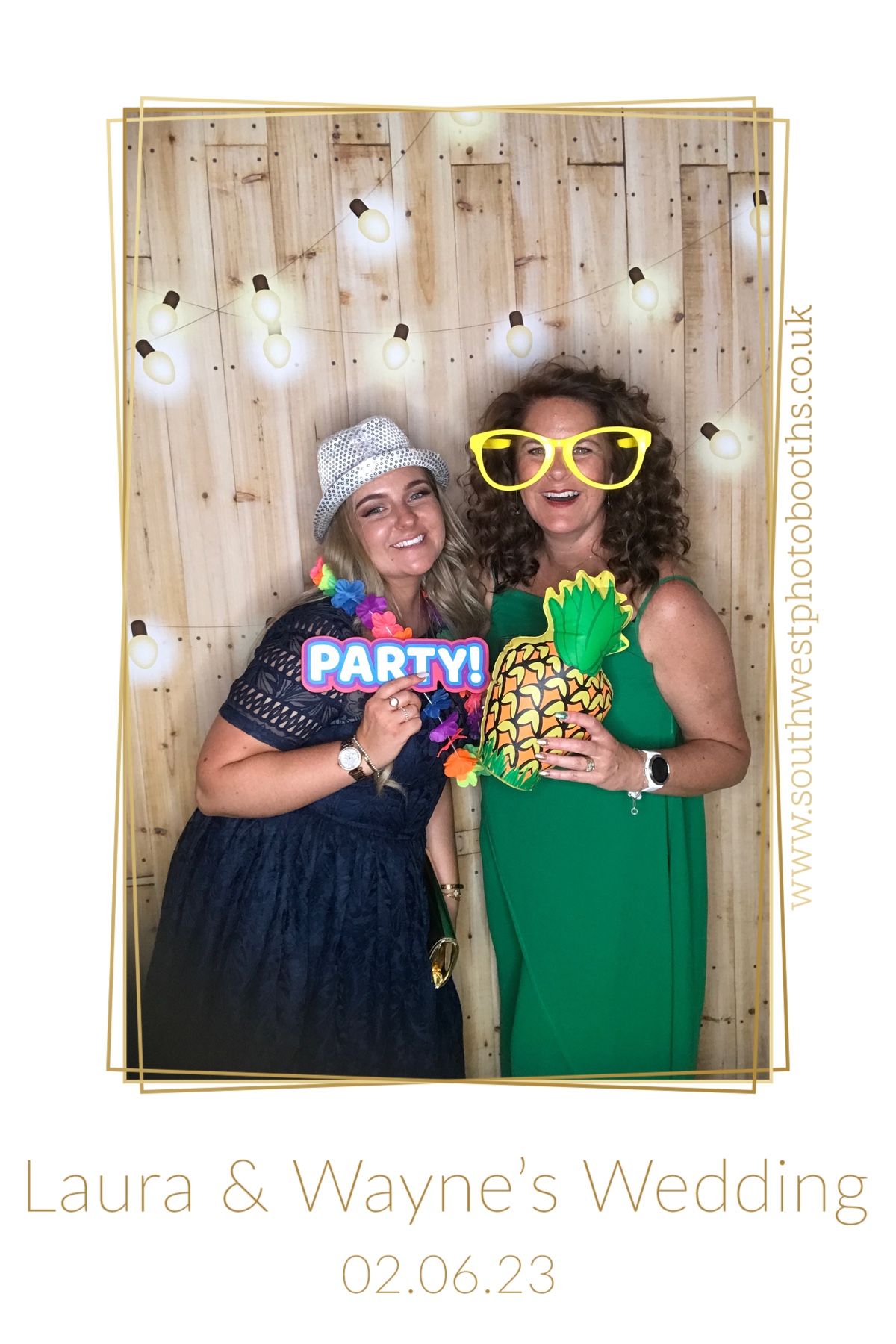 Laura and Wayne | View more photos from the event at gallery.southwestphotobooths.co.uk/u/SWPB/Laura-and-Wayne