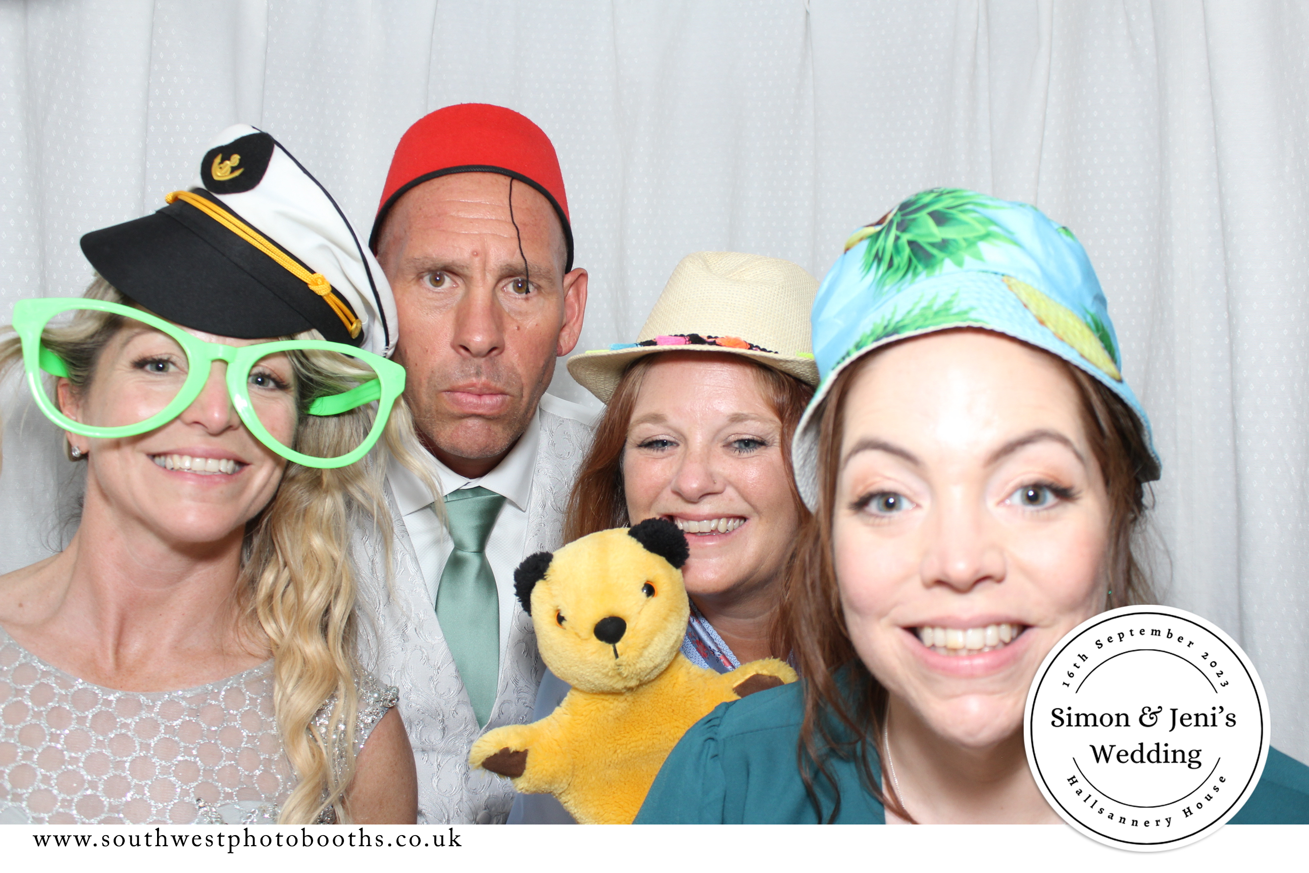 Simon and Jeni | View more photos from the event at gallery.southwestphotobooths.co.uk/u/SWPB/Simon-and-Jeni