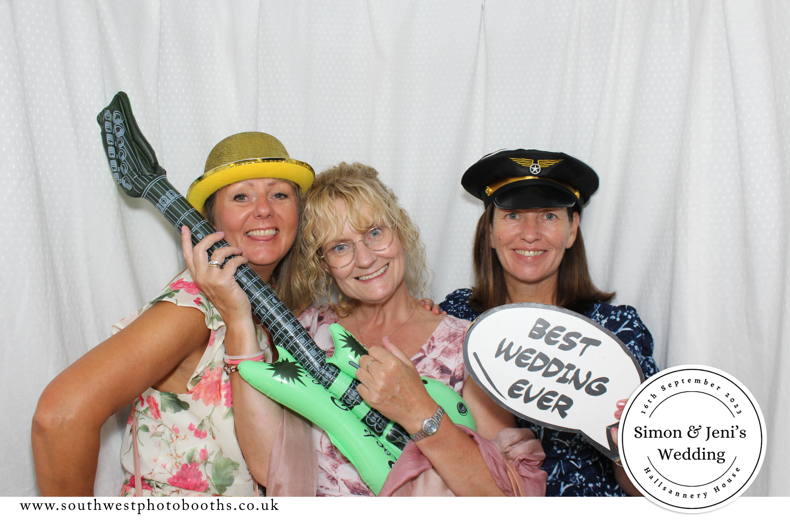 Simon and Jeni | View more photos from the event at gallery.southwestphotobooths.co.uk/u/SWPB/Simon-and-Jeni