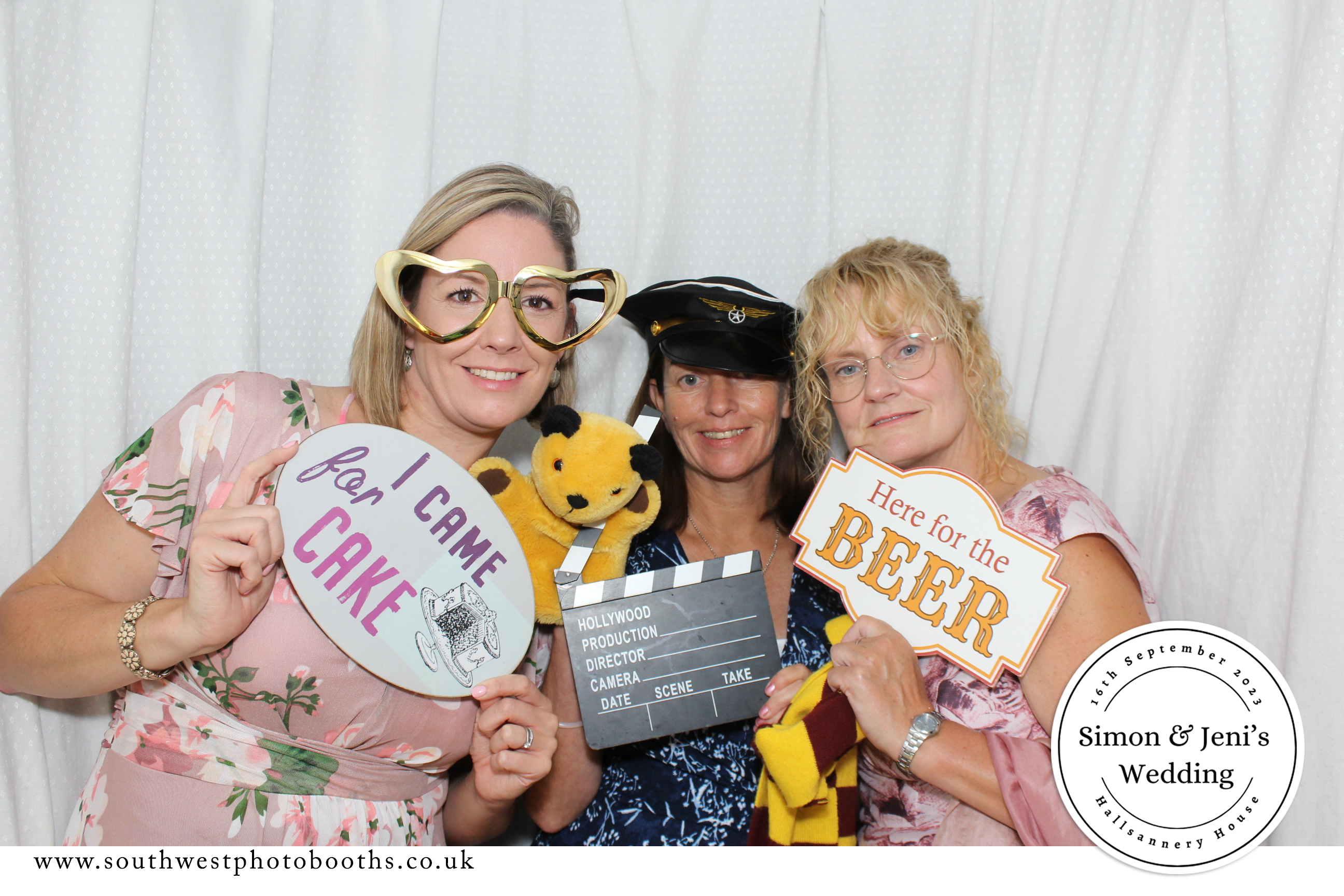 Simon and Jeni | View more photos from the event at gallery.southwestphotobooths.co.uk/u/SWPB/Simon-and-Jeni