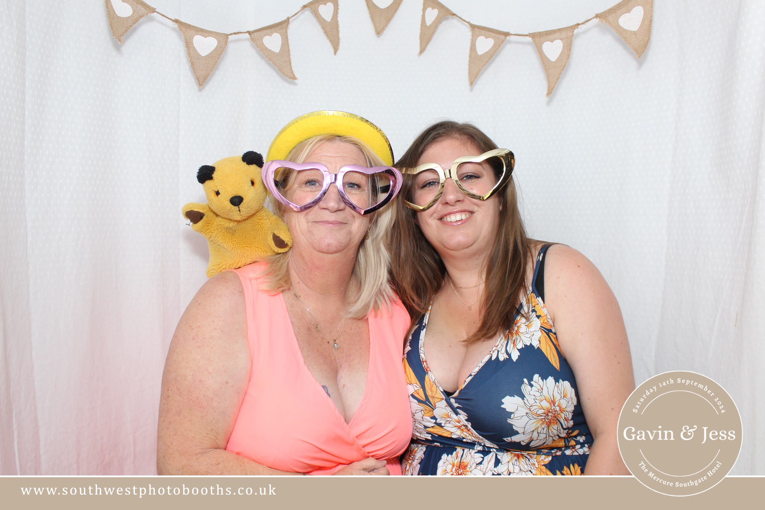 Gavin and Jess | View more photos from the event at gallery.southwestphotobooths.co.uk/u/SWPB/Gavin-and-Jess