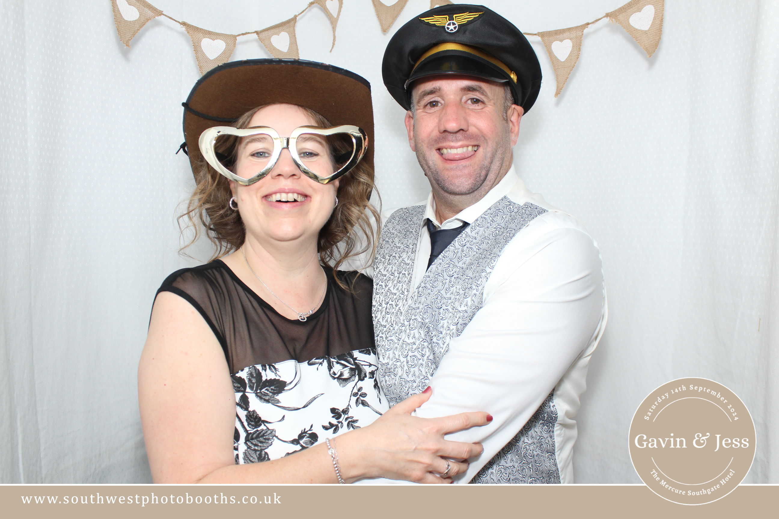 Gavin and Jess | View more photos from the event at gallery.southwestphotobooths.co.uk/u/SWPB/Gavin-and-Jess