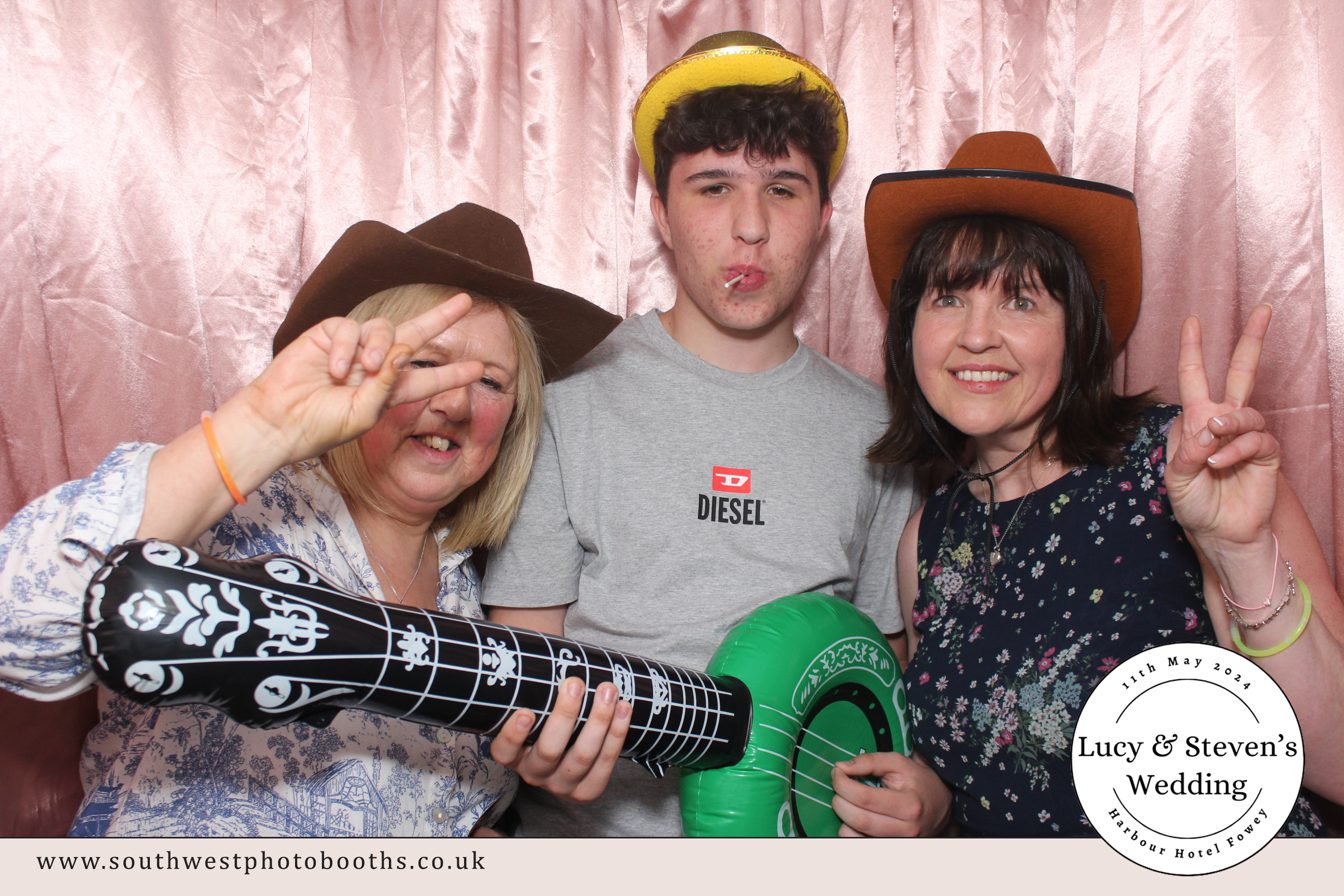 Lucy and Steven | View more photos from the event at gallery.southwestphotobooths.co.uk/u/SWPB/Lucy-and-Steven