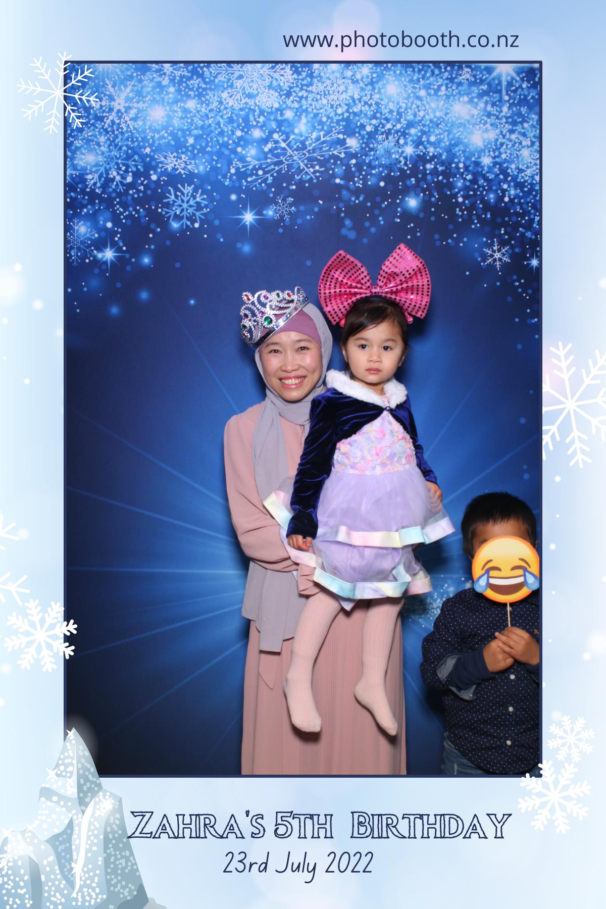 Zahra's 5th Frozen Birthday Party | View more photos from the event at gallery.photobooth.co.nz/u/SelfieCentral/Zahras-5th-Frozen-Birthday-Party