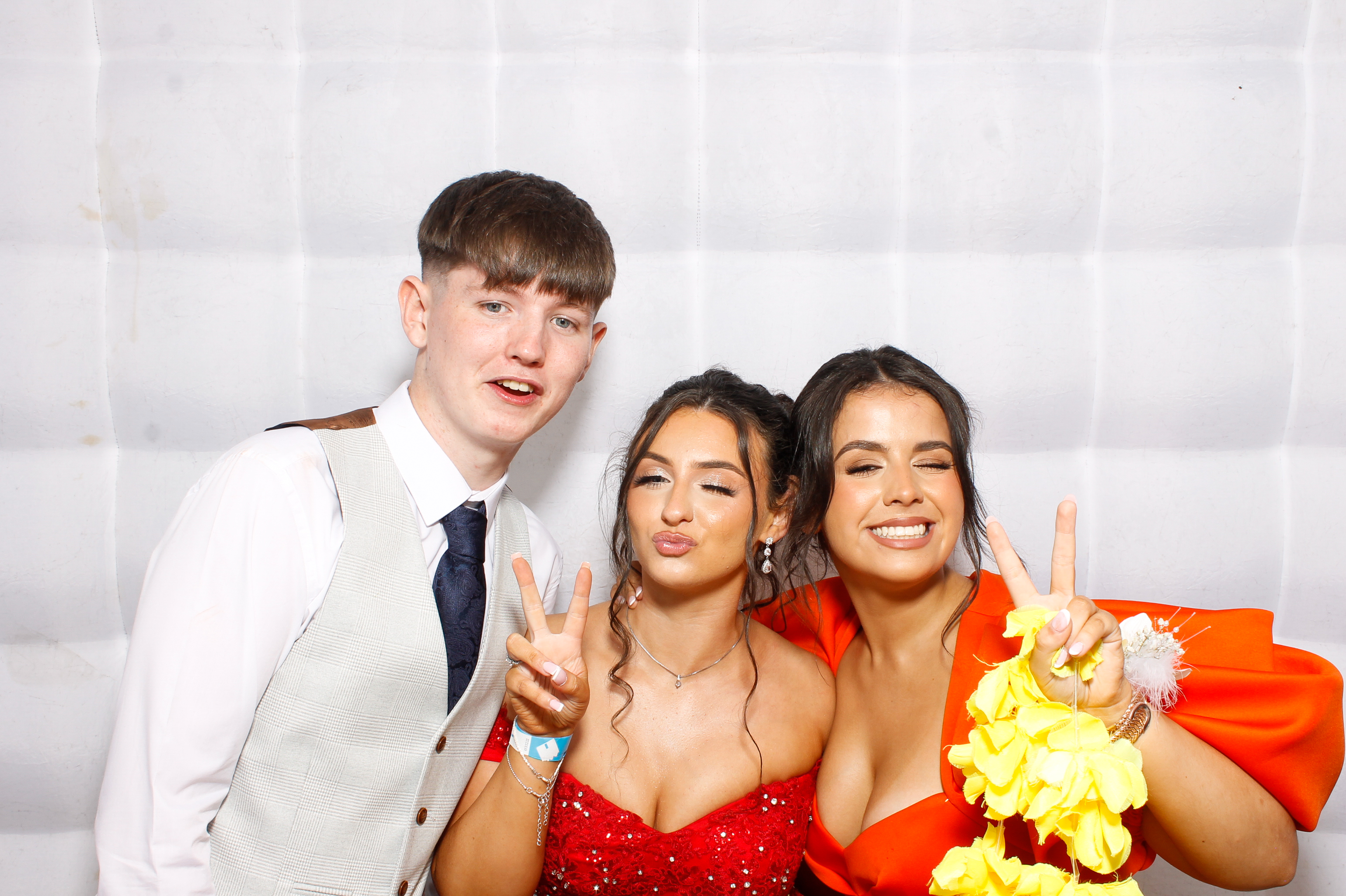 Carndonagh CS Formal '25 | View more photos from the event at gallery.snapmagic.ie/u/SnapMagic/Carndonagh-CS-Formal-25