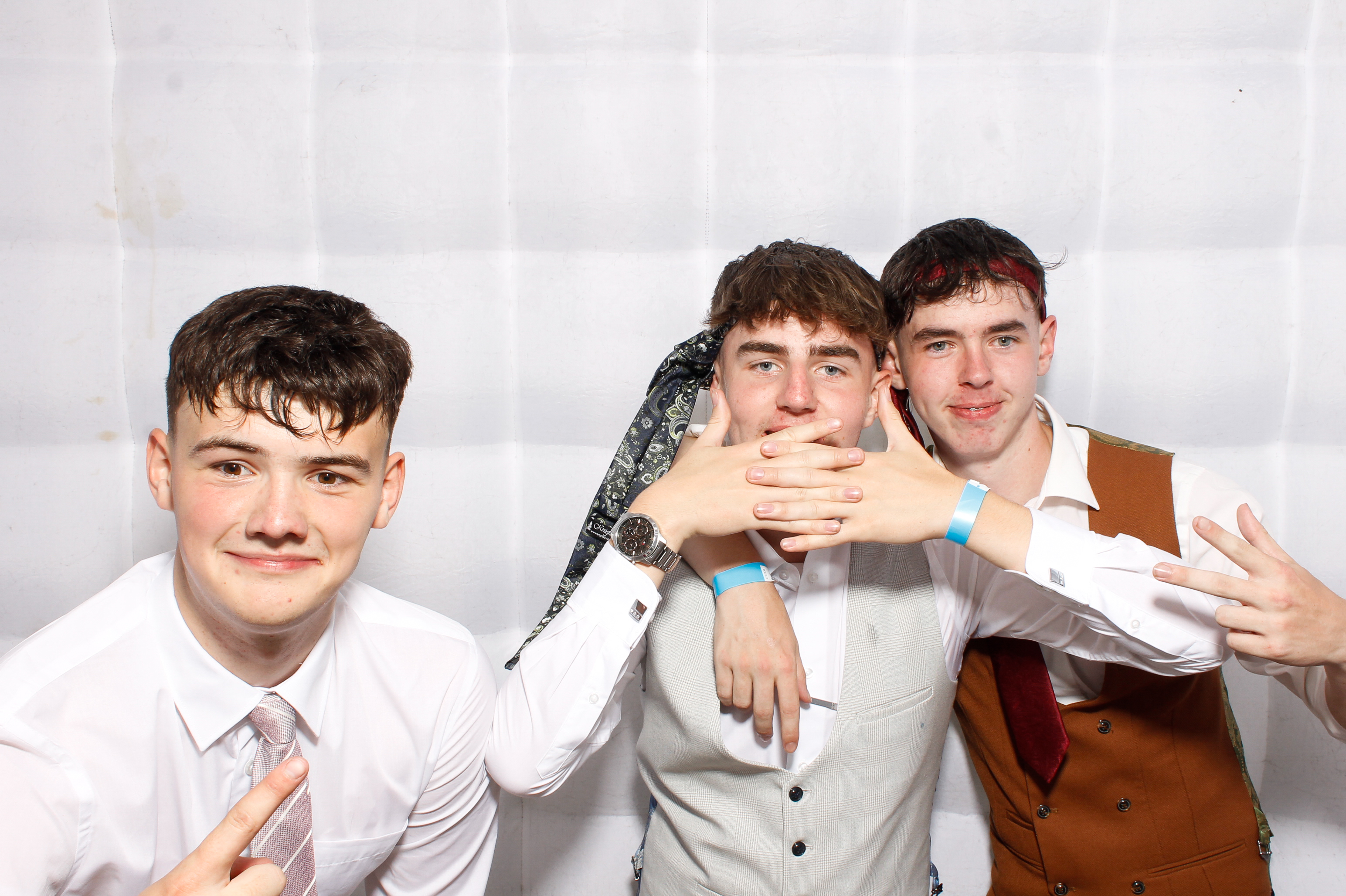 Carndonagh CS Formal '25 | View more photos from the event at gallery.snapmagic.ie/u/SnapMagic/Carndonagh-CS-Formal-25