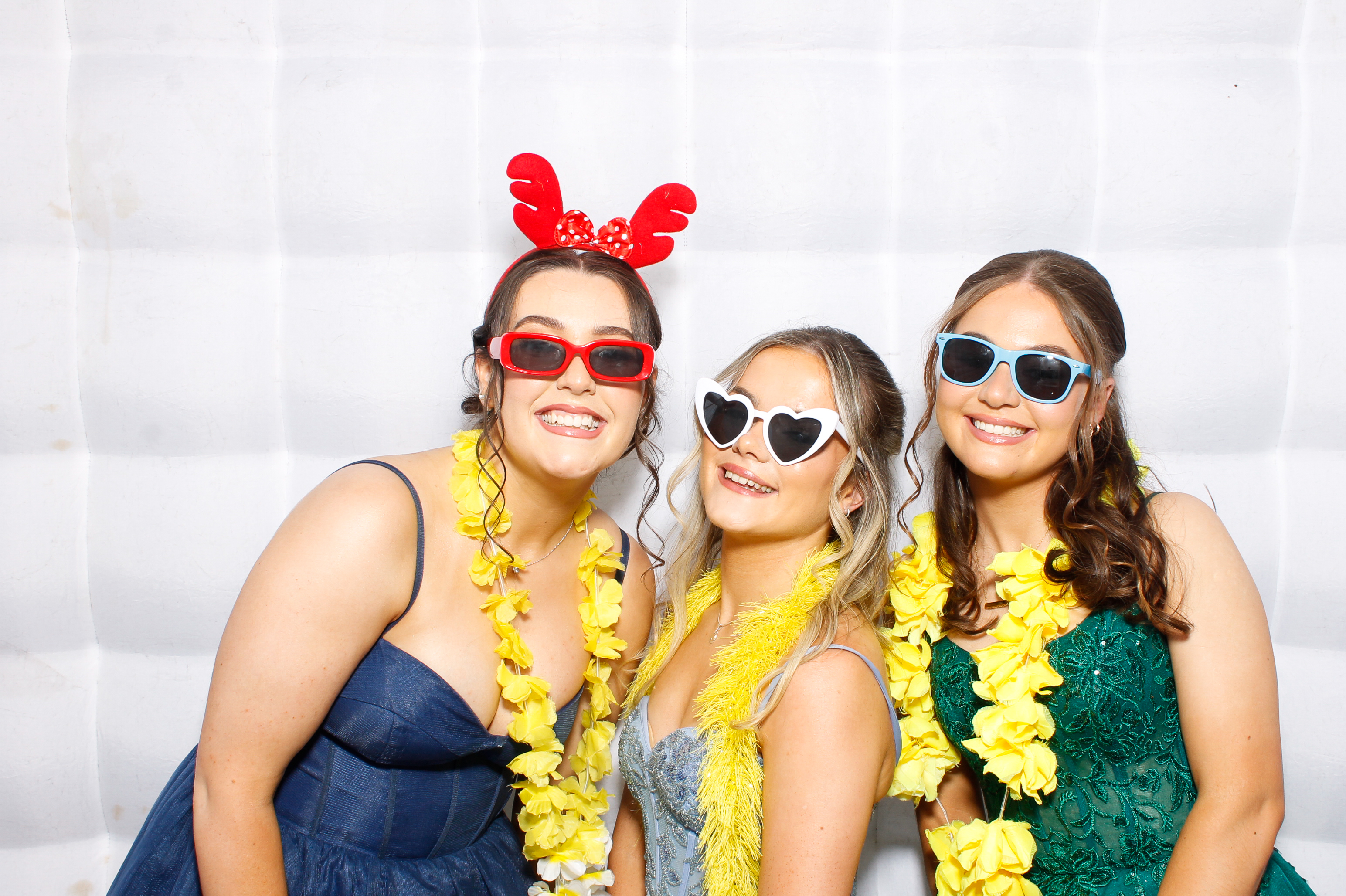 Carndonagh CS Formal '25 | View more photos from the event at gallery.snapmagic.ie/u/SnapMagic/Carndonagh-CS-Formal-25