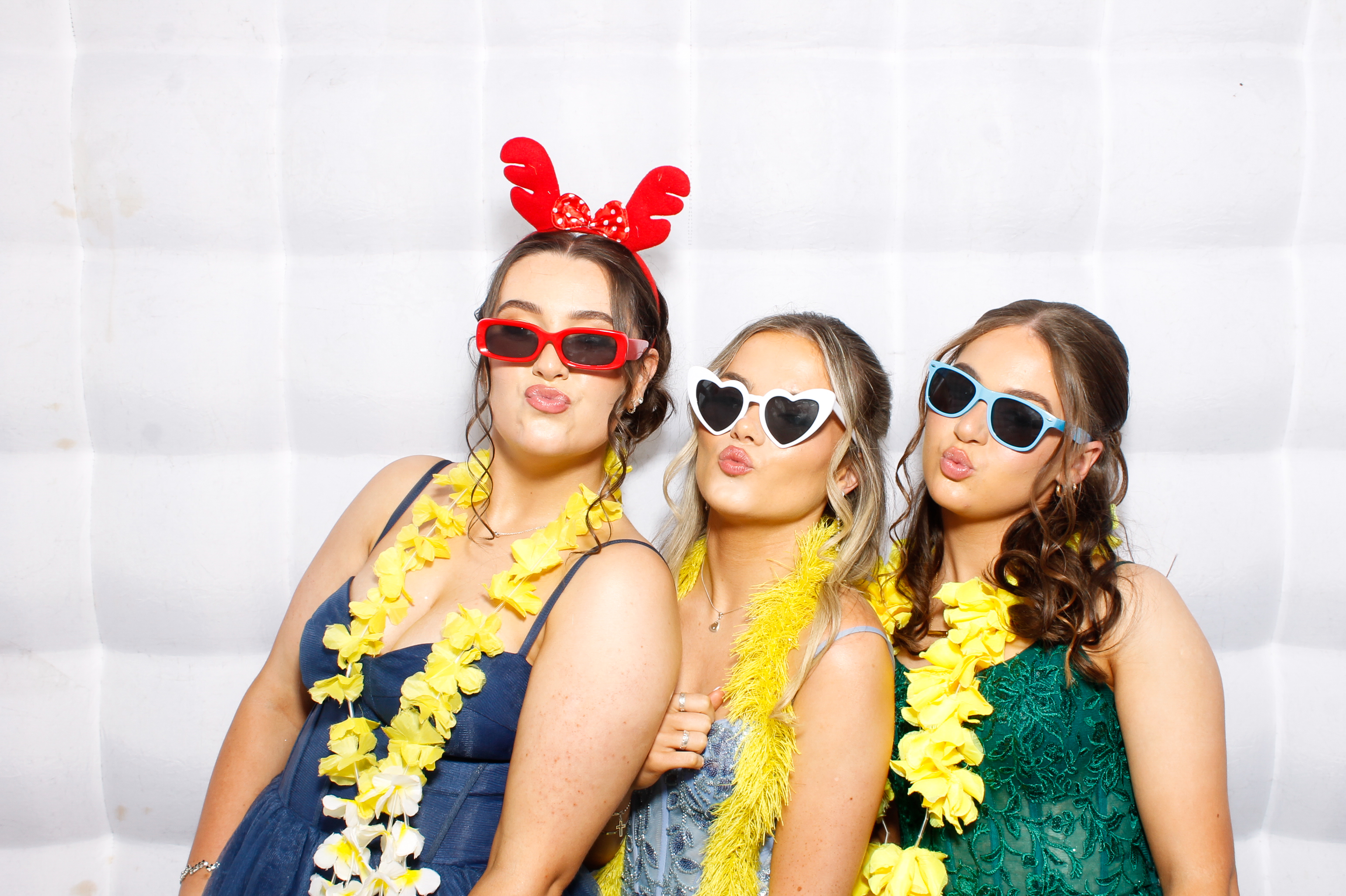 Carndonagh CS Formal '25 | View more photos from the event at gallery.snapmagic.ie/u/SnapMagic/Carndonagh-CS-Formal-25