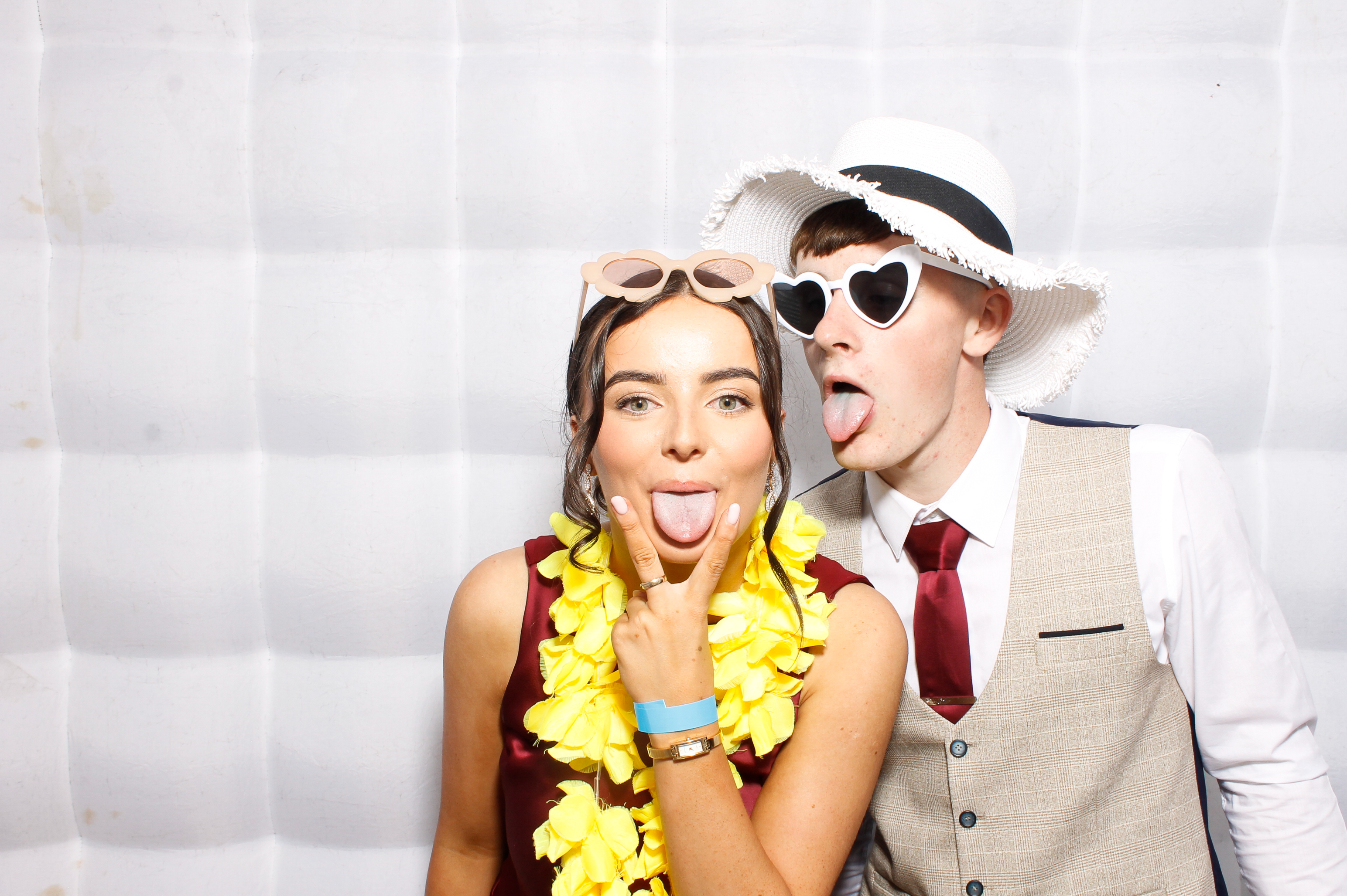 Carndonagh CS Formal '25 | View more photos from the event at gallery.snapmagic.ie/u/SnapMagic/Carndonagh-CS-Formal-25