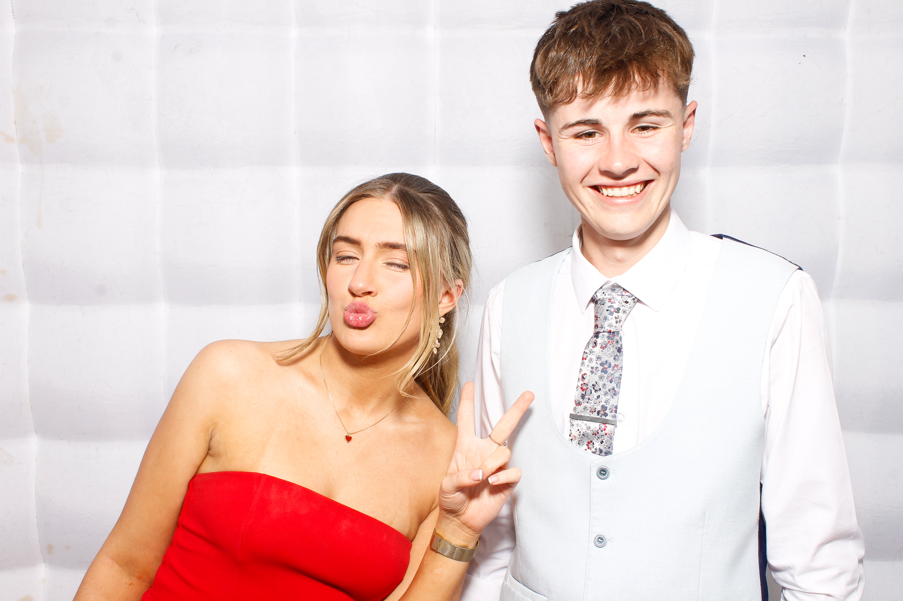 Carndonagh CS Formal '25 | View more photos from the event at gallery.snapmagic.ie/u/SnapMagic/Carndonagh-CS-Formal-25