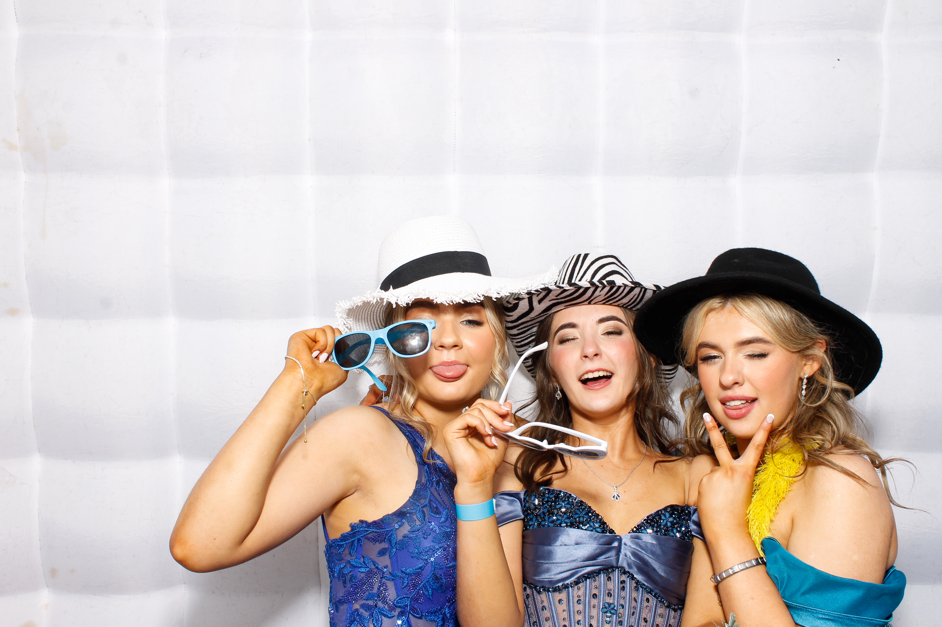 Carndonagh CS Formal '25 | View more photos from the event at gallery.snapmagic.ie/u/SnapMagic/Carndonagh-CS-Formal-25