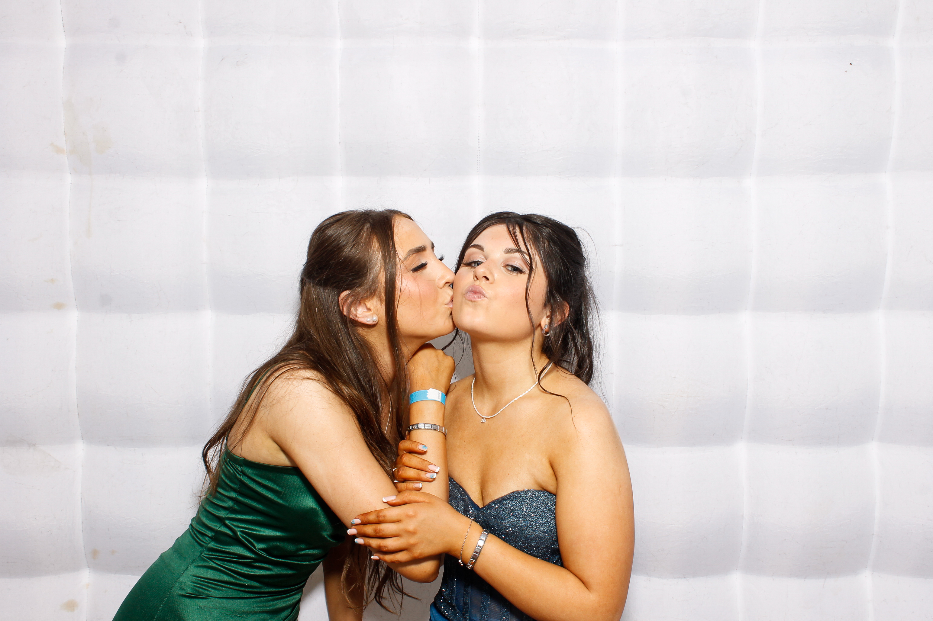 Carndonagh CS Formal '25 | View more photos from the event at gallery.snapmagic.ie/u/SnapMagic/Carndonagh-CS-Formal-25