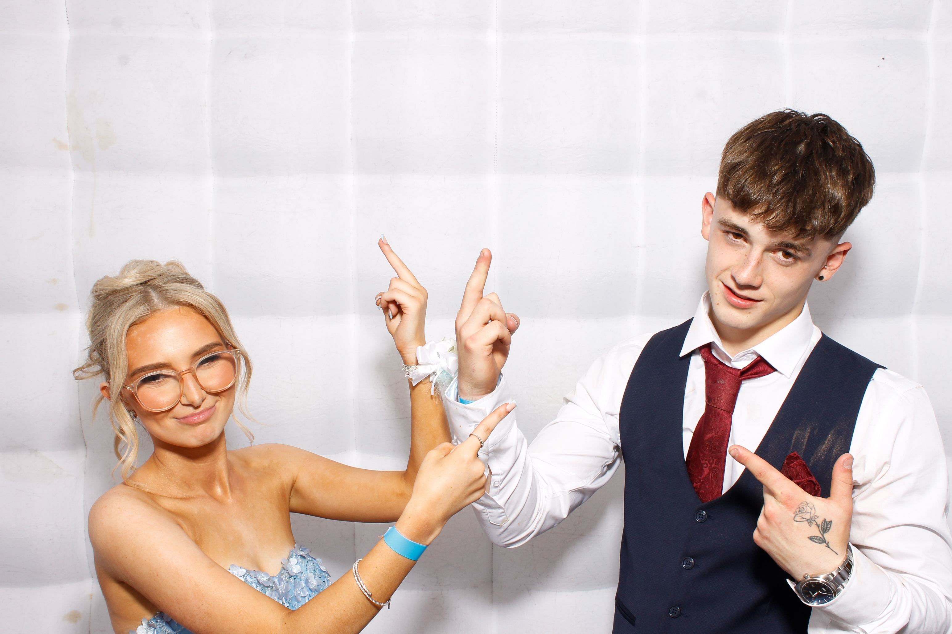 Carndonagh CS Formal '25 | View more photos from the event at gallery.snapmagic.ie/u/SnapMagic/Carndonagh-CS-Formal-25
