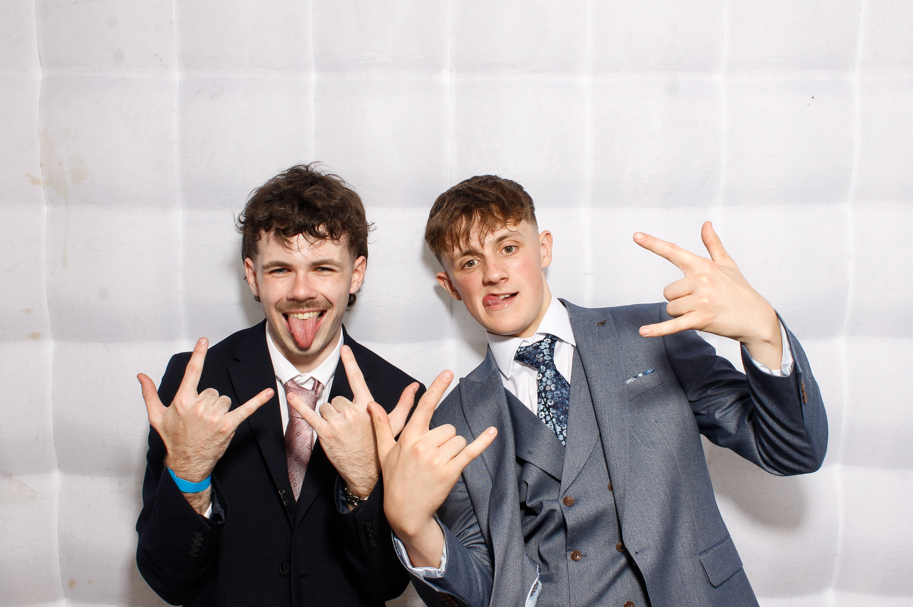 Carndonagh CS Formal '25 | View more photos from the event at gallery.snapmagic.ie/u/SnapMagic/Carndonagh-CS-Formal-25