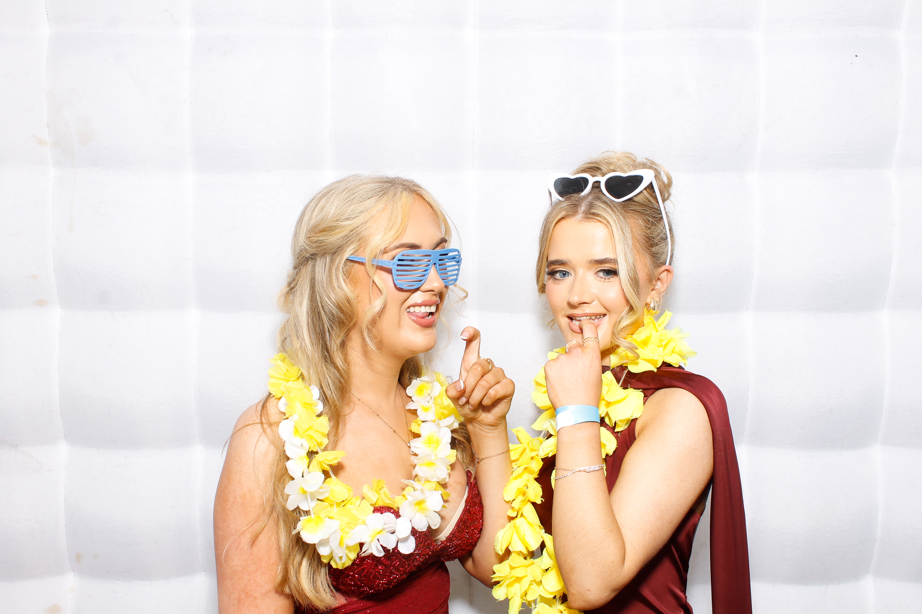 Carndonagh CS Formal '25 | View more photos from the event at gallery.snapmagic.ie/u/SnapMagic/Carndonagh-CS-Formal-25