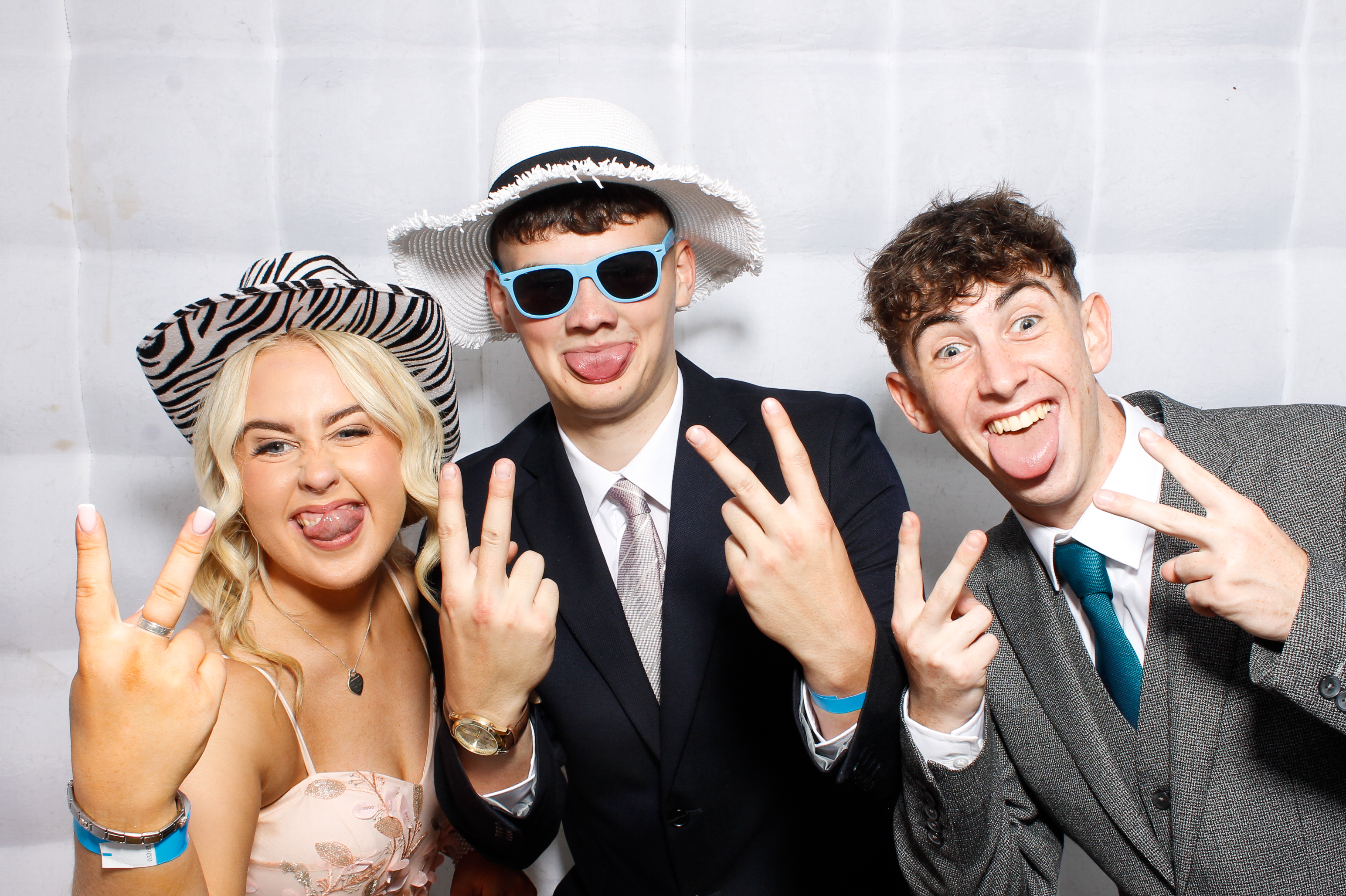 Carndonagh CS Formal '25 | View more photos from the event at gallery.snapmagic.ie/u/SnapMagic/Carndonagh-CS-Formal-25