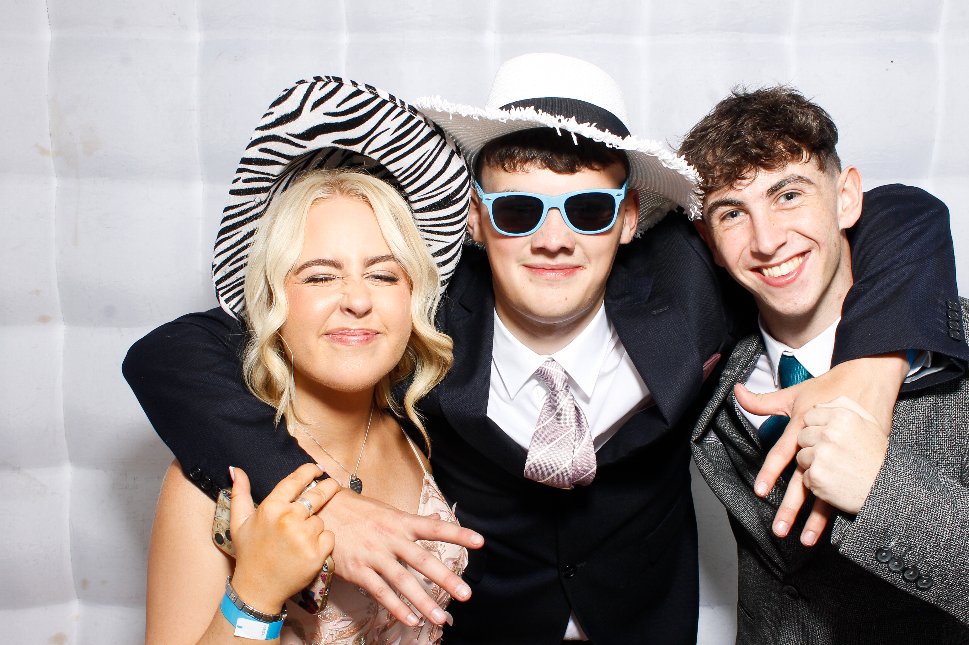 Carndonagh CS Formal '25 | View more photos from the event at gallery.snapmagic.ie/u/SnapMagic/Carndonagh-CS-Formal-25