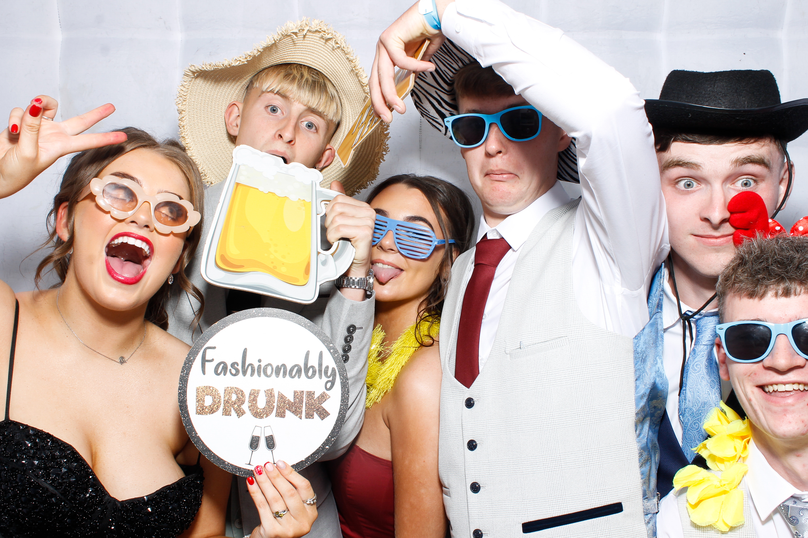 Carndonagh CS Formal '25 | View more photos from the event at gallery.snapmagic.ie/u/SnapMagic/Carndonagh-CS-Formal-25