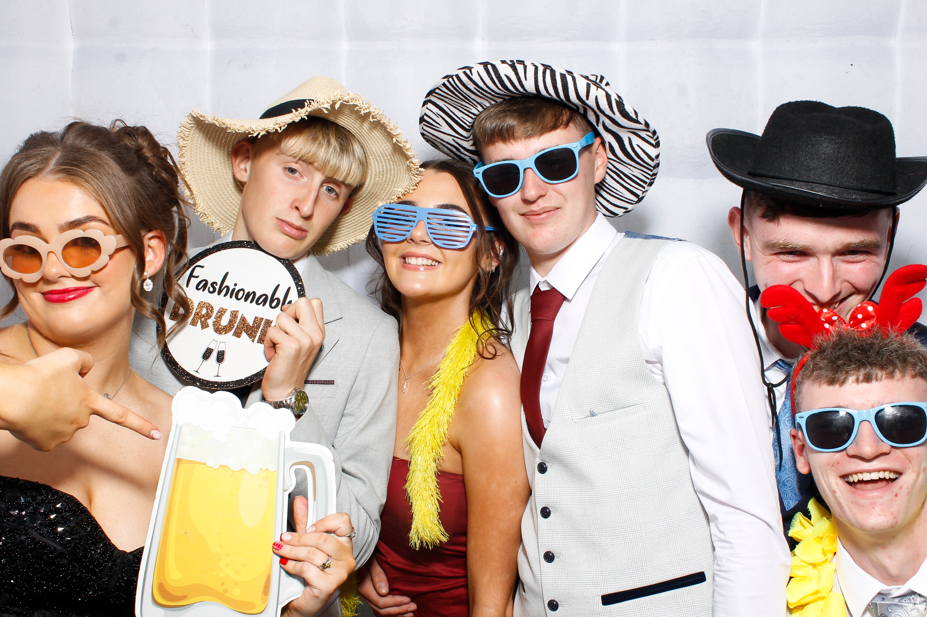Carndonagh CS Formal '25 | View more photos from the event at gallery.snapmagic.ie/u/SnapMagic/Carndonagh-CS-Formal-25