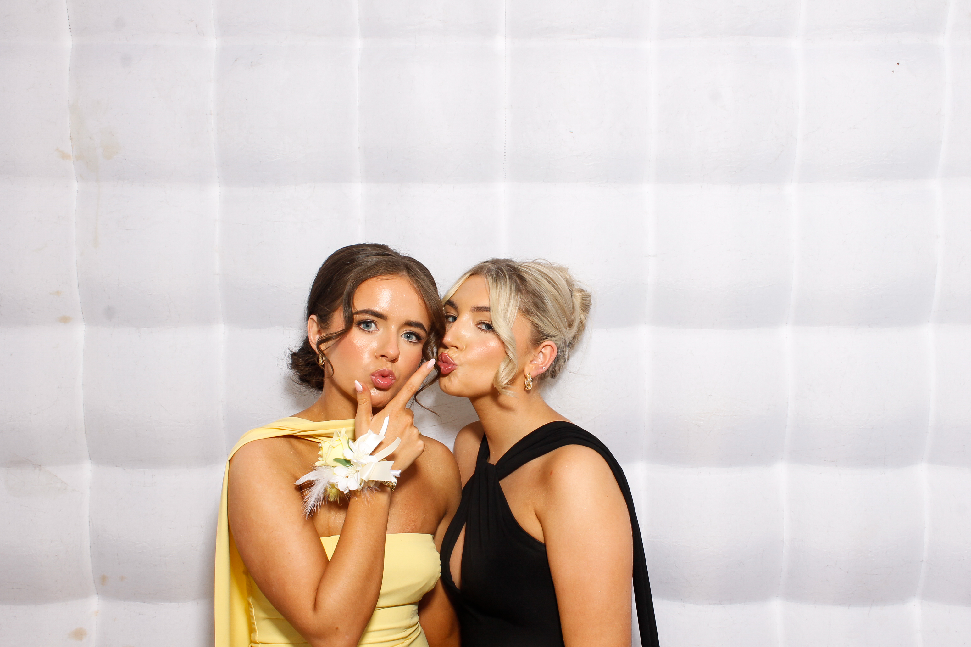 Carndonagh CS Formal '25 | View more photos from the event at gallery.snapmagic.ie/u/SnapMagic/Carndonagh-CS-Formal-25