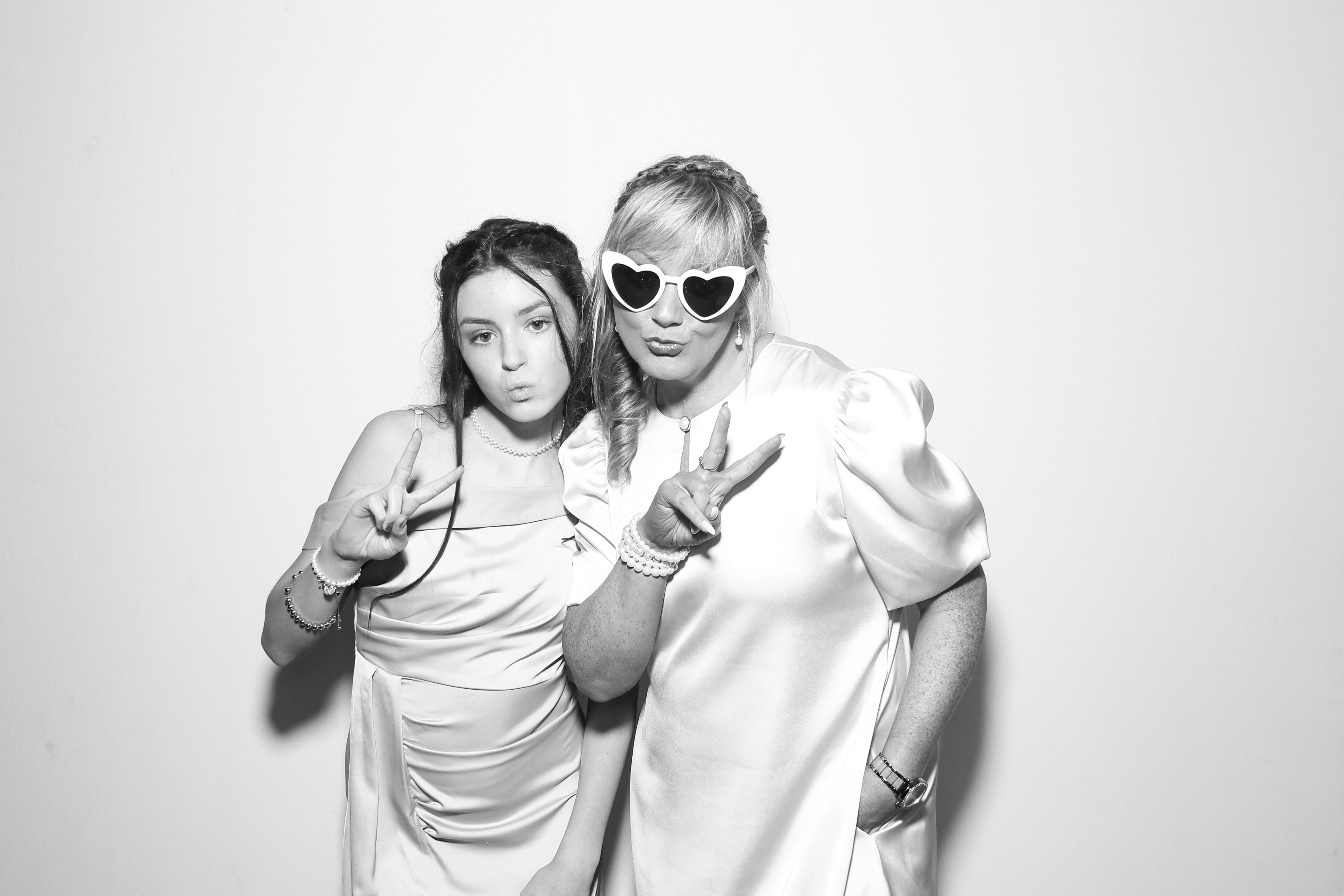 Nicola & Gary | View more photos from the event at gallery.snapmagic.ie/u/SnapMagic/Nicola-Gary