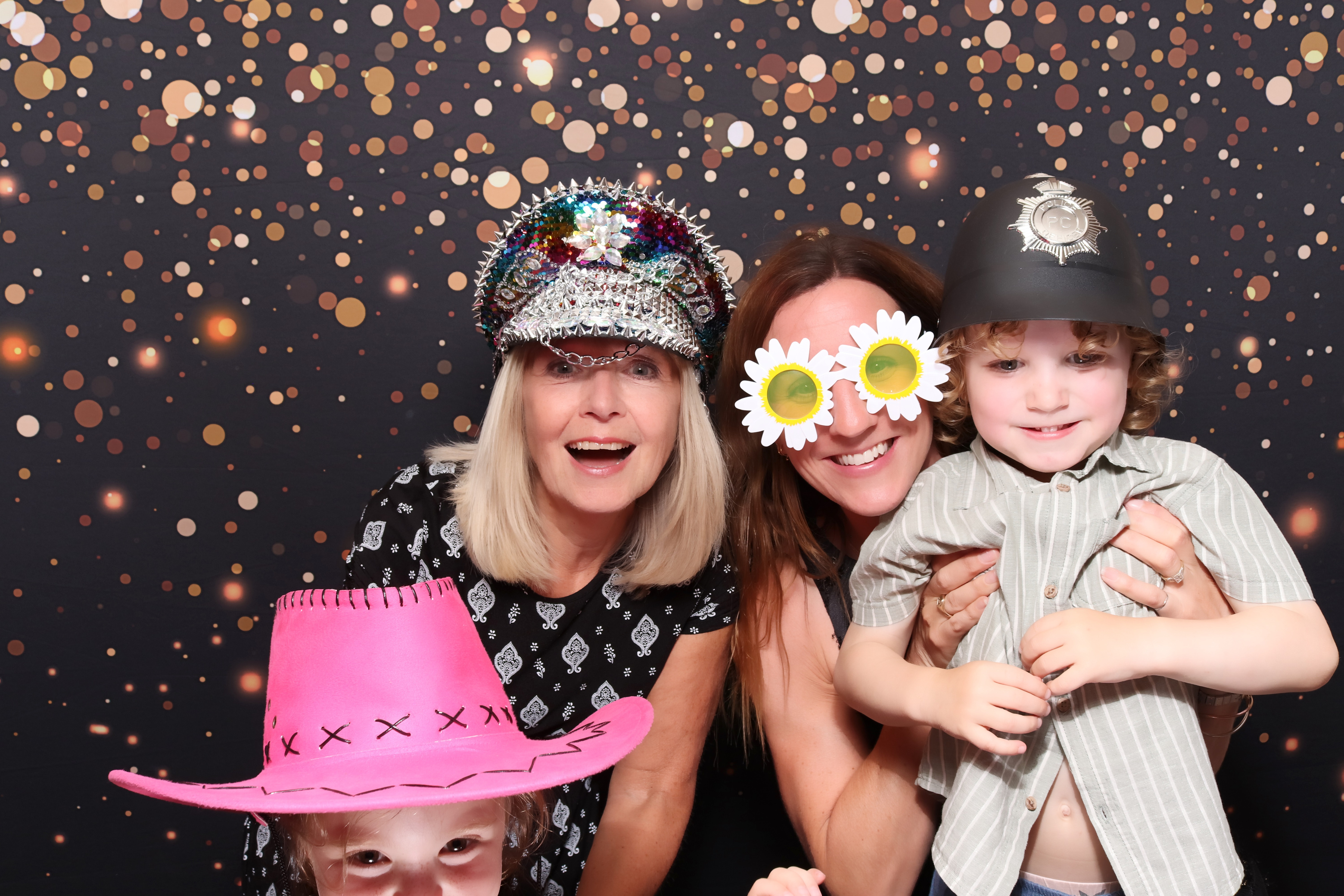 Lynda & Chris 40th Aniversary  | View more photos from the event at gallery.pbooth.co.uk/u/ThePboothCompany/Lynda-Chris-40th-Aniversary