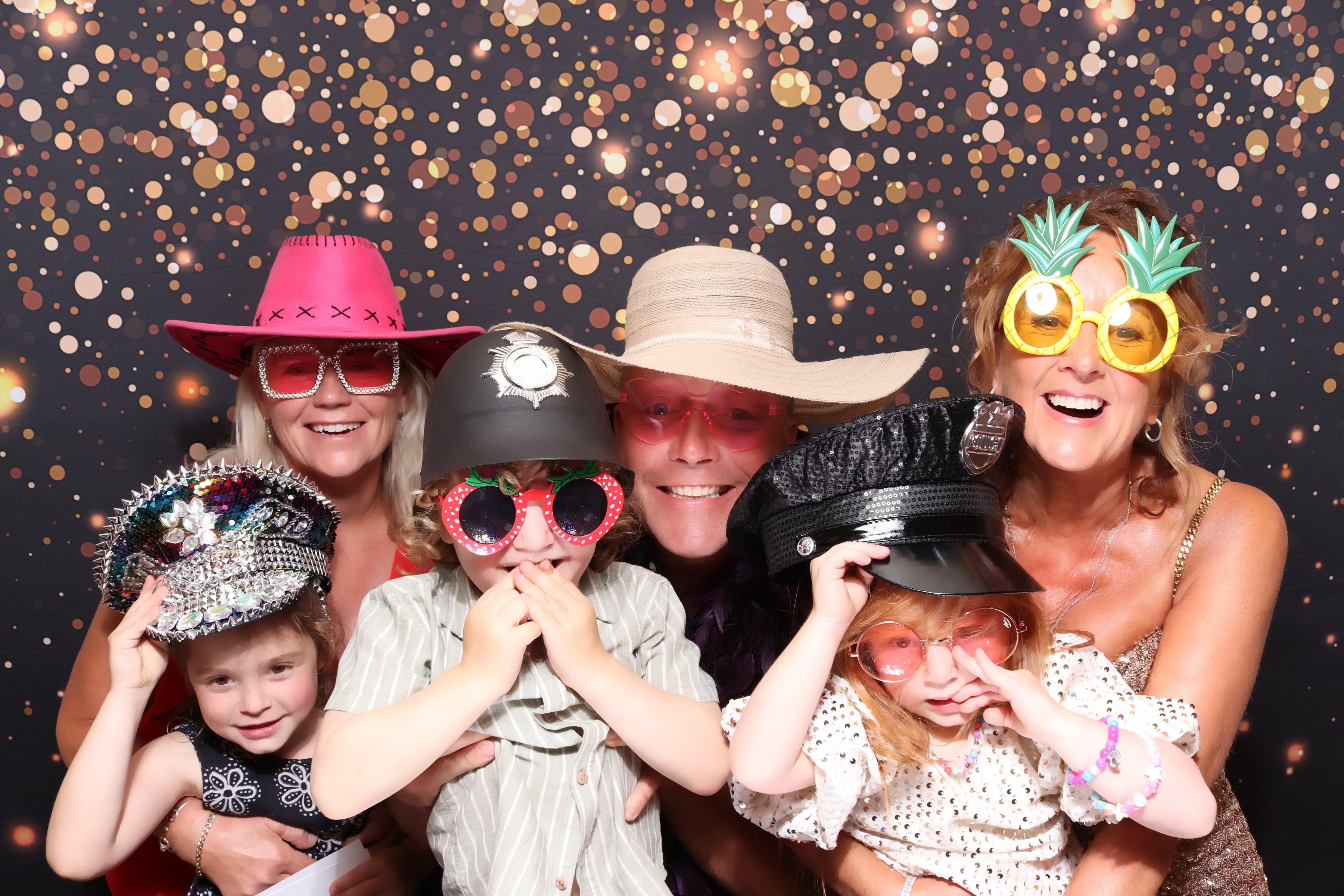 Lynda & Chris 40th Aniversary  | View more photos from the event at gallery.pbooth.co.uk/u/ThePboothCompany/Lynda-Chris-40th-Aniversary