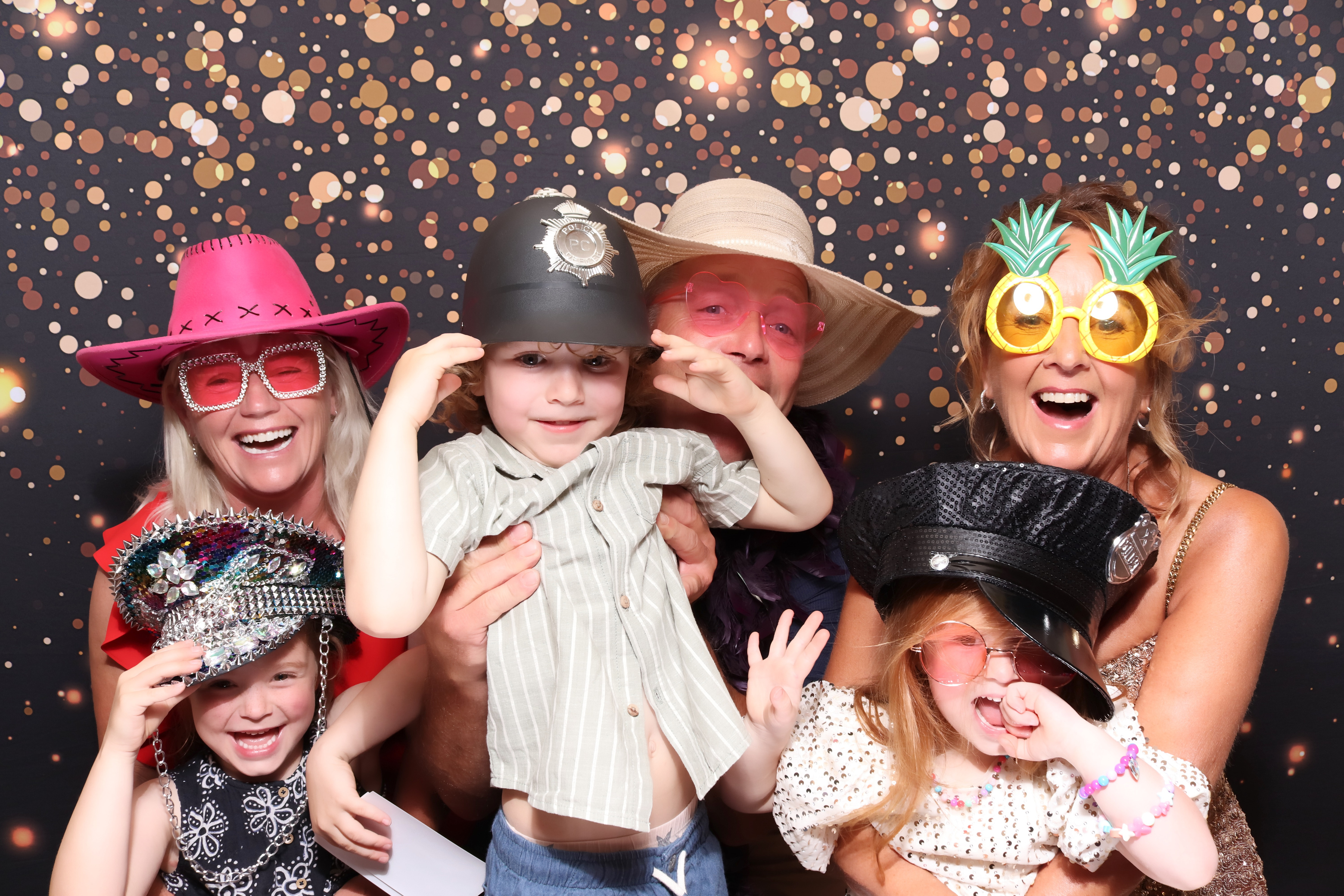 Lynda & Chris 40th Aniversary  | View more photos from the event at gallery.pbooth.co.uk/u/ThePboothCompany/Lynda-Chris-40th-Aniversary