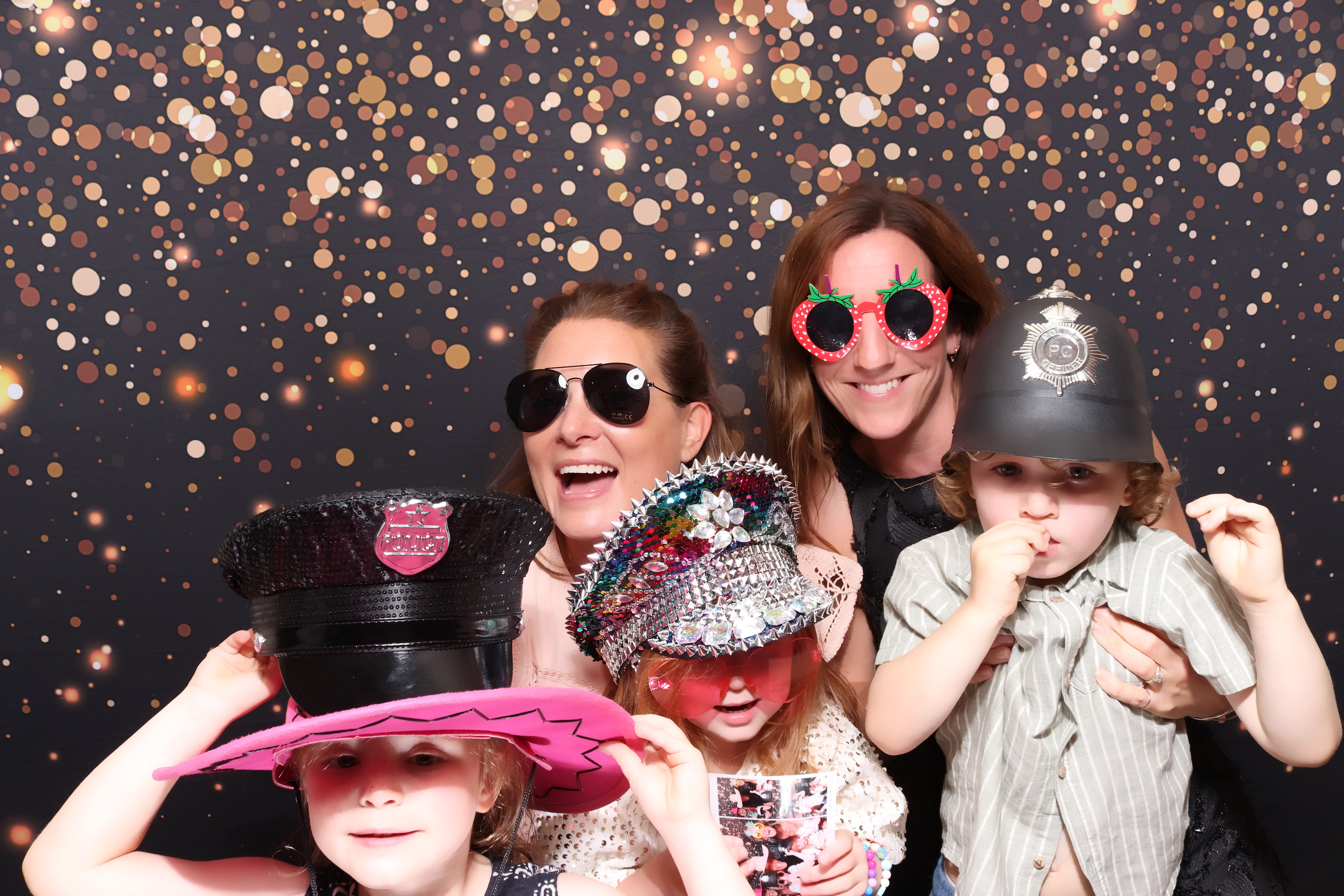 Lynda & Chris 40th Aniversary  | View more photos from the event at gallery.pbooth.co.uk/u/ThePboothCompany/Lynda-Chris-40th-Aniversary