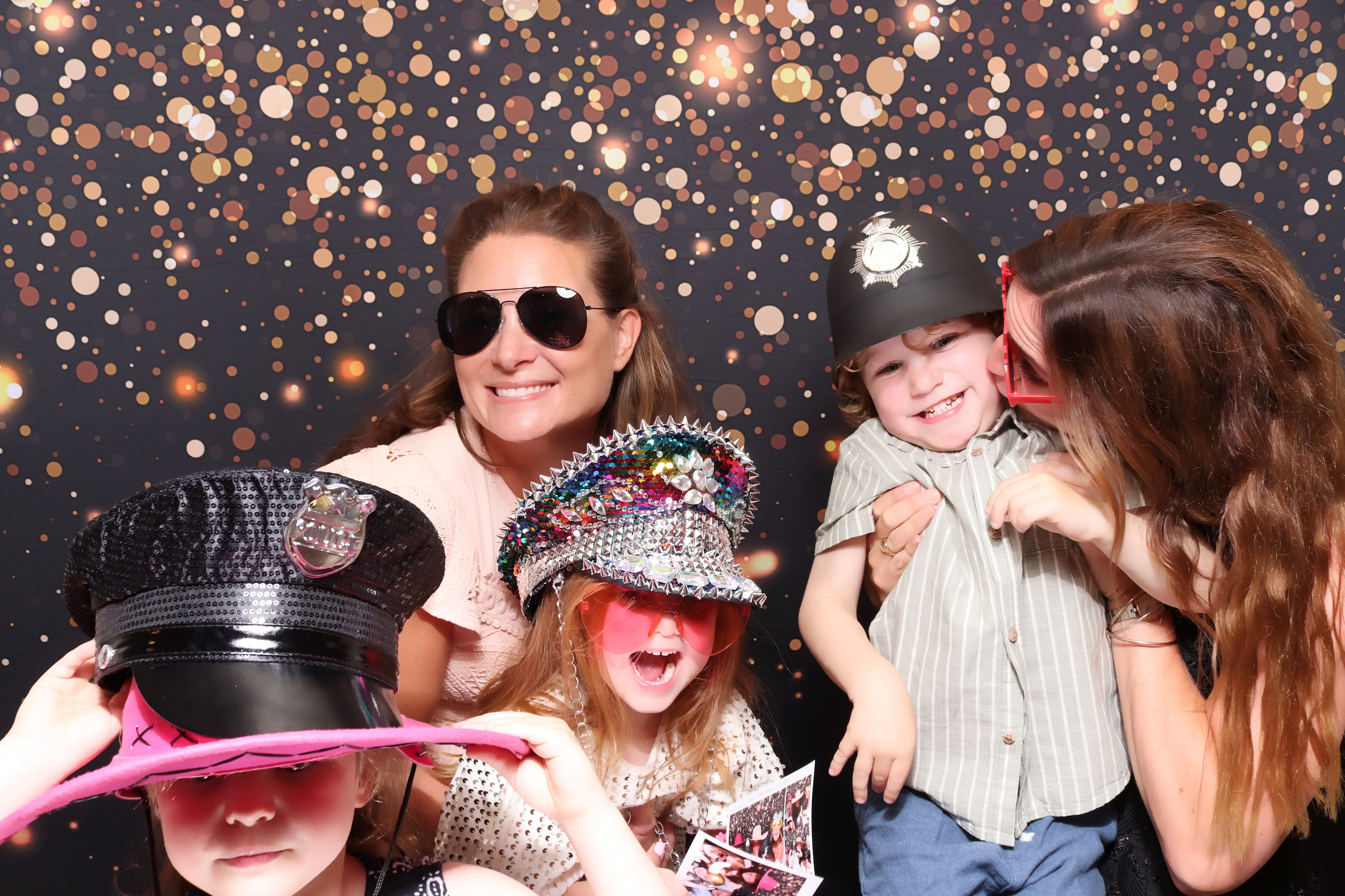 Lynda & Chris 40th Aniversary  | View more photos from the event at gallery.pbooth.co.uk/u/ThePboothCompany/Lynda-Chris-40th-Aniversary