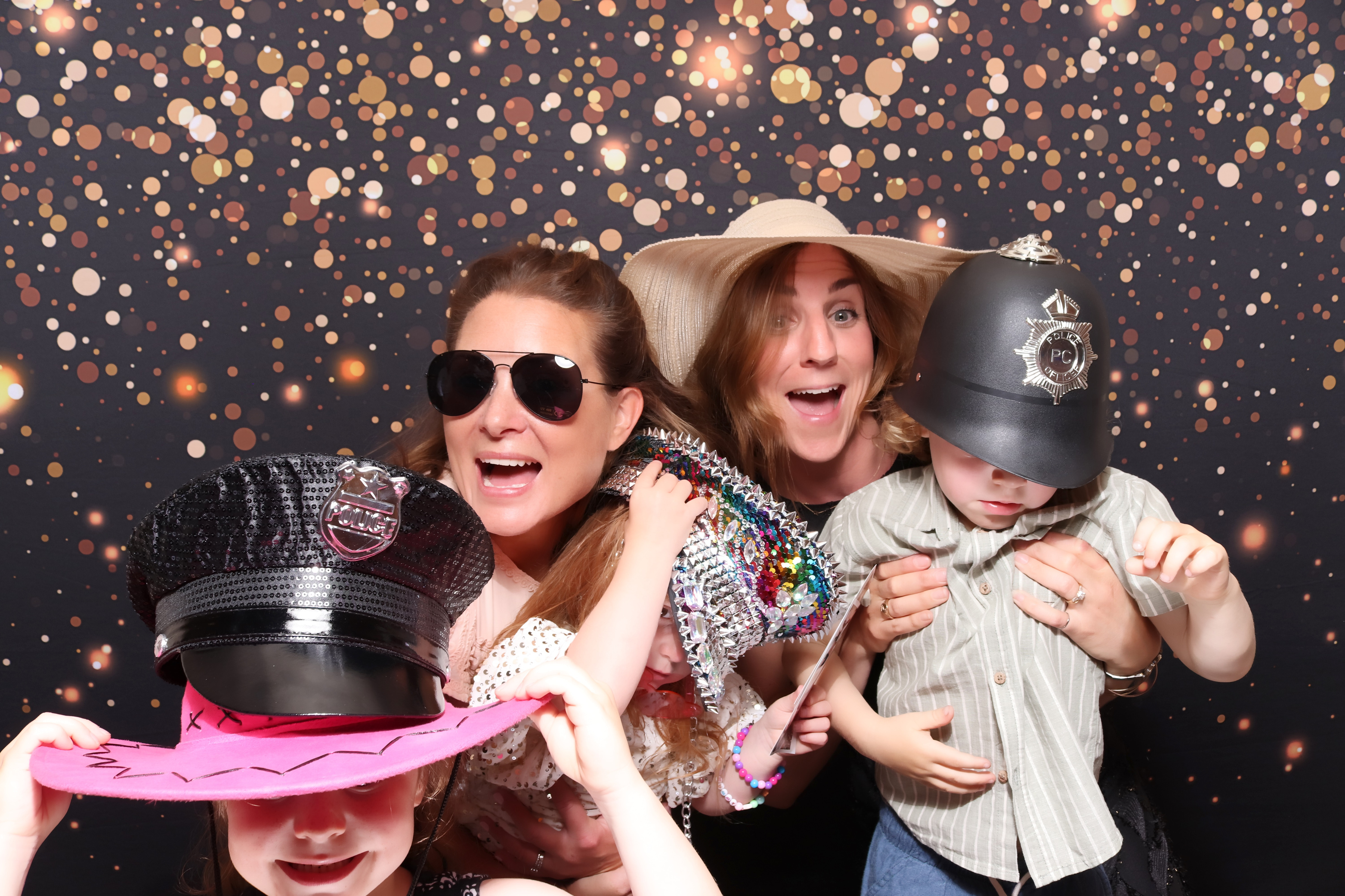 Lynda & Chris 40th Aniversary  | View more photos from the event at gallery.pbooth.co.uk/u/ThePboothCompany/Lynda-Chris-40th-Aniversary