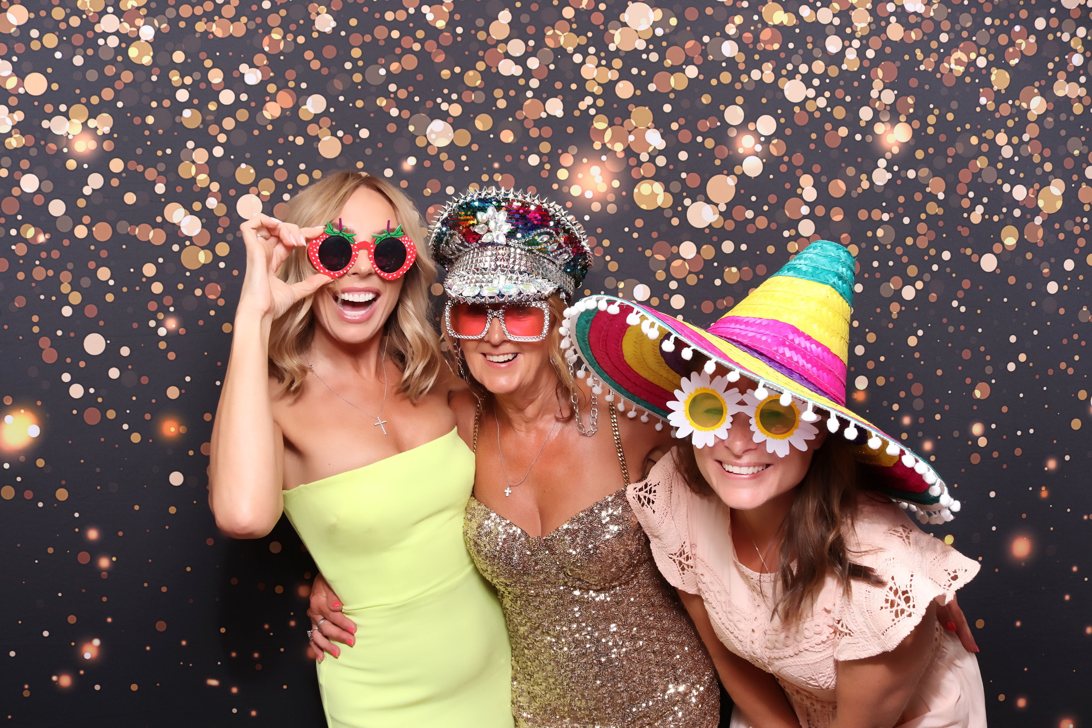 Lynda & Chris 40th Aniversary  | View more photos from the event at gallery.pbooth.co.uk/u/ThePboothCompany/Lynda-Chris-40th-Aniversary