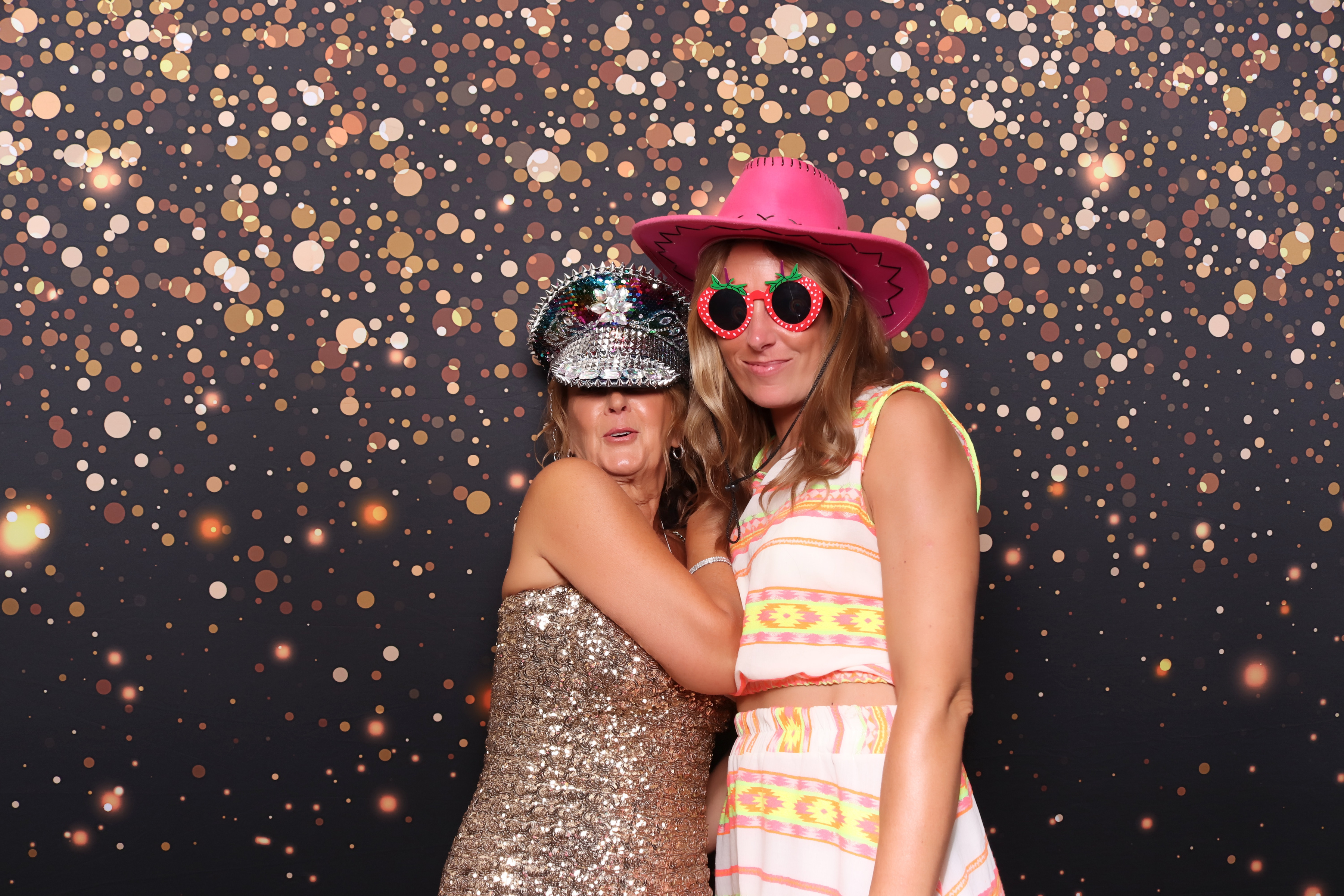 Lynda & Chris 40th Aniversary  | View more photos from the event at gallery.pbooth.co.uk/u/ThePboothCompany/Lynda-Chris-40th-Aniversary