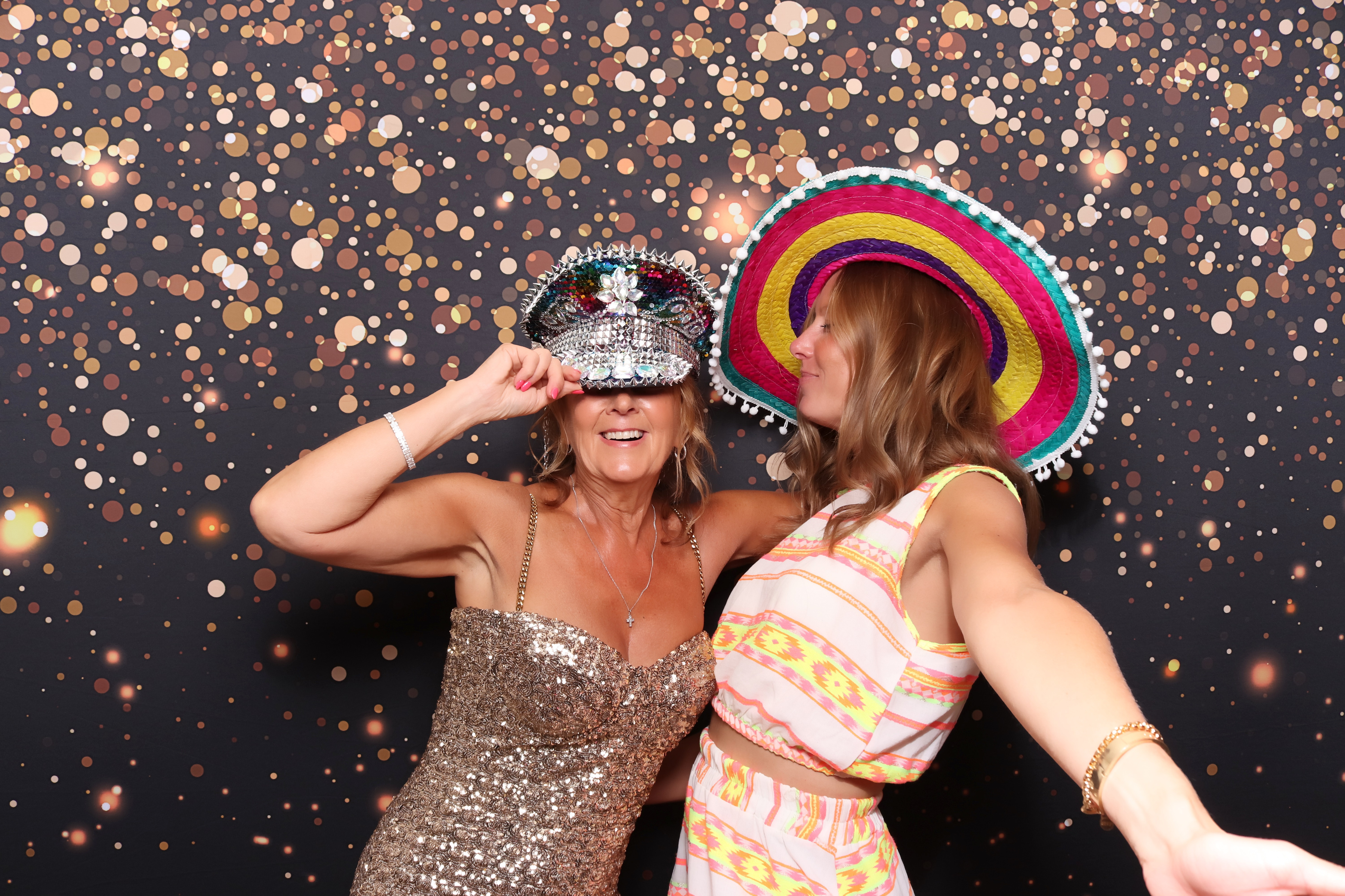 Lynda & Chris 40th Aniversary  | View more photos from the event at gallery.pbooth.co.uk/u/ThePboothCompany/Lynda-Chris-40th-Aniversary