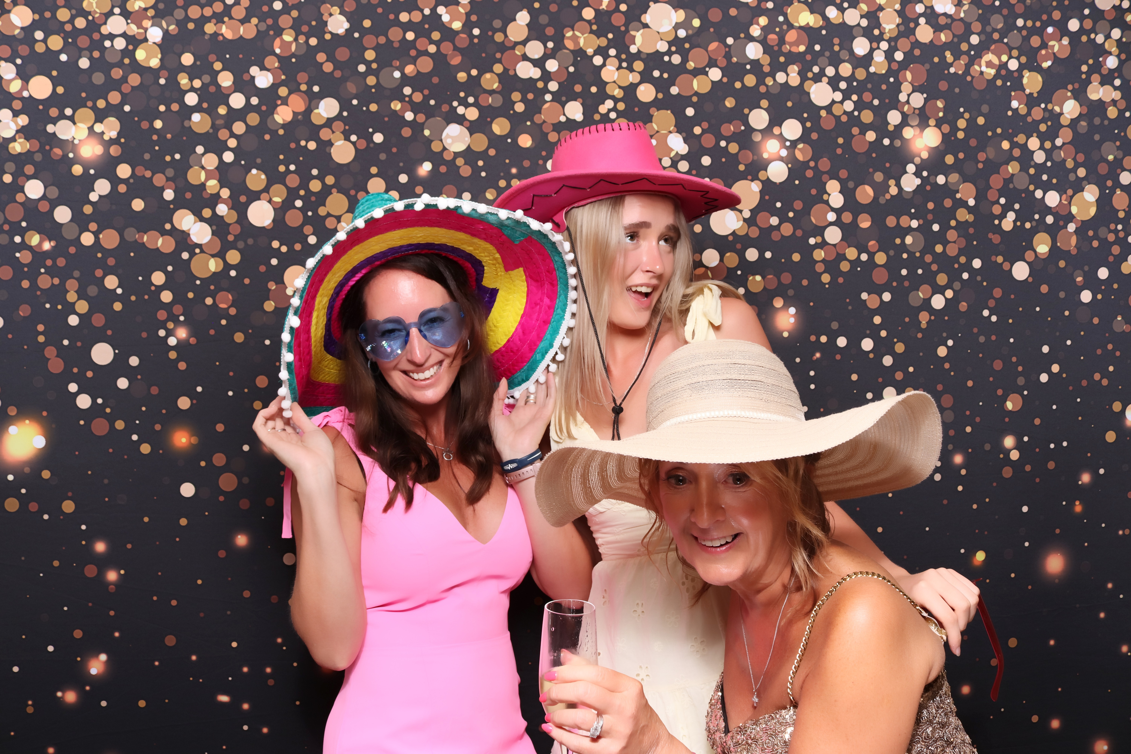 Lynda & Chris 40th Aniversary  | View more photos from the event at gallery.pbooth.co.uk/u/ThePboothCompany/Lynda-Chris-40th-Aniversary