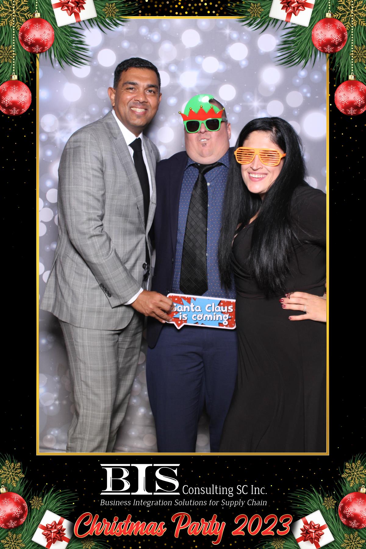 BIS Christmas 2023  | View more photos from the event at gallery.myselfiemirror.ca/u/romanmyselfiemirrorca/BIS-Christmas-2023