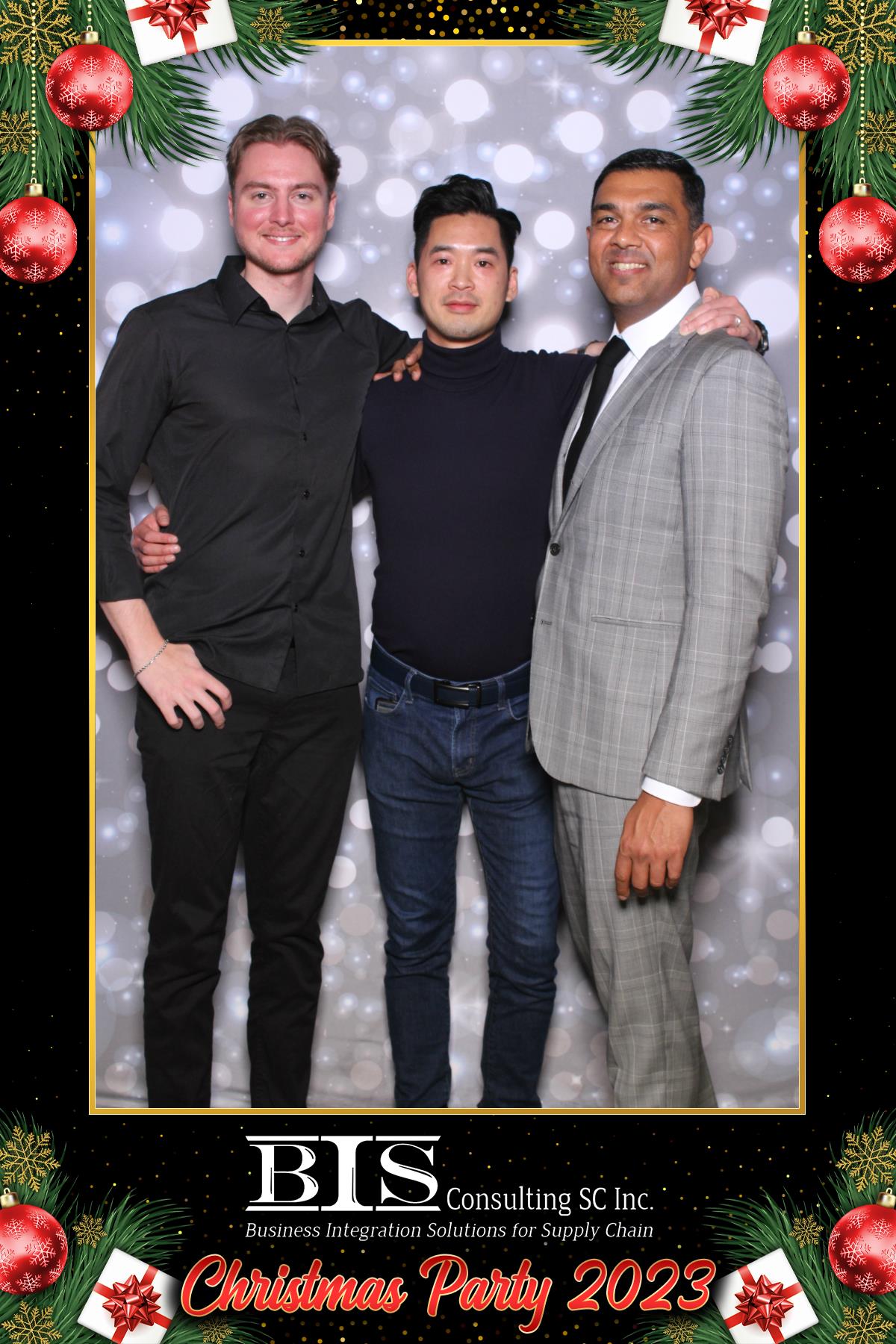 BIS Christmas 2023  | View more photos from the event at gallery.myselfiemirror.ca/u/romanmyselfiemirrorca/BIS-Christmas-2023