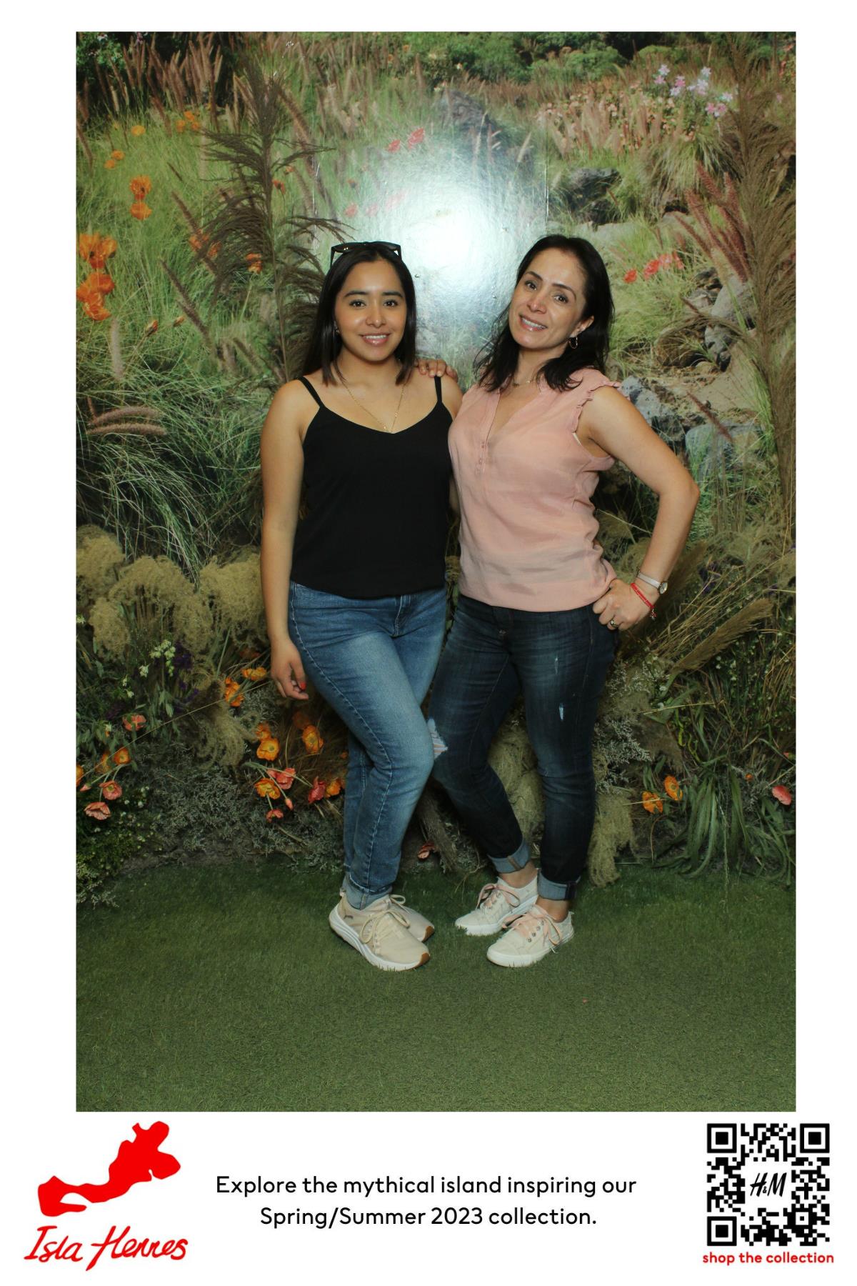 H&M Isla Hennes Collection Launch | View more photos from the event at gallery.myselfiemirror.ca/u/romanmyselfiemirrorca/HM-Isla-Hennes-Collection-Launch